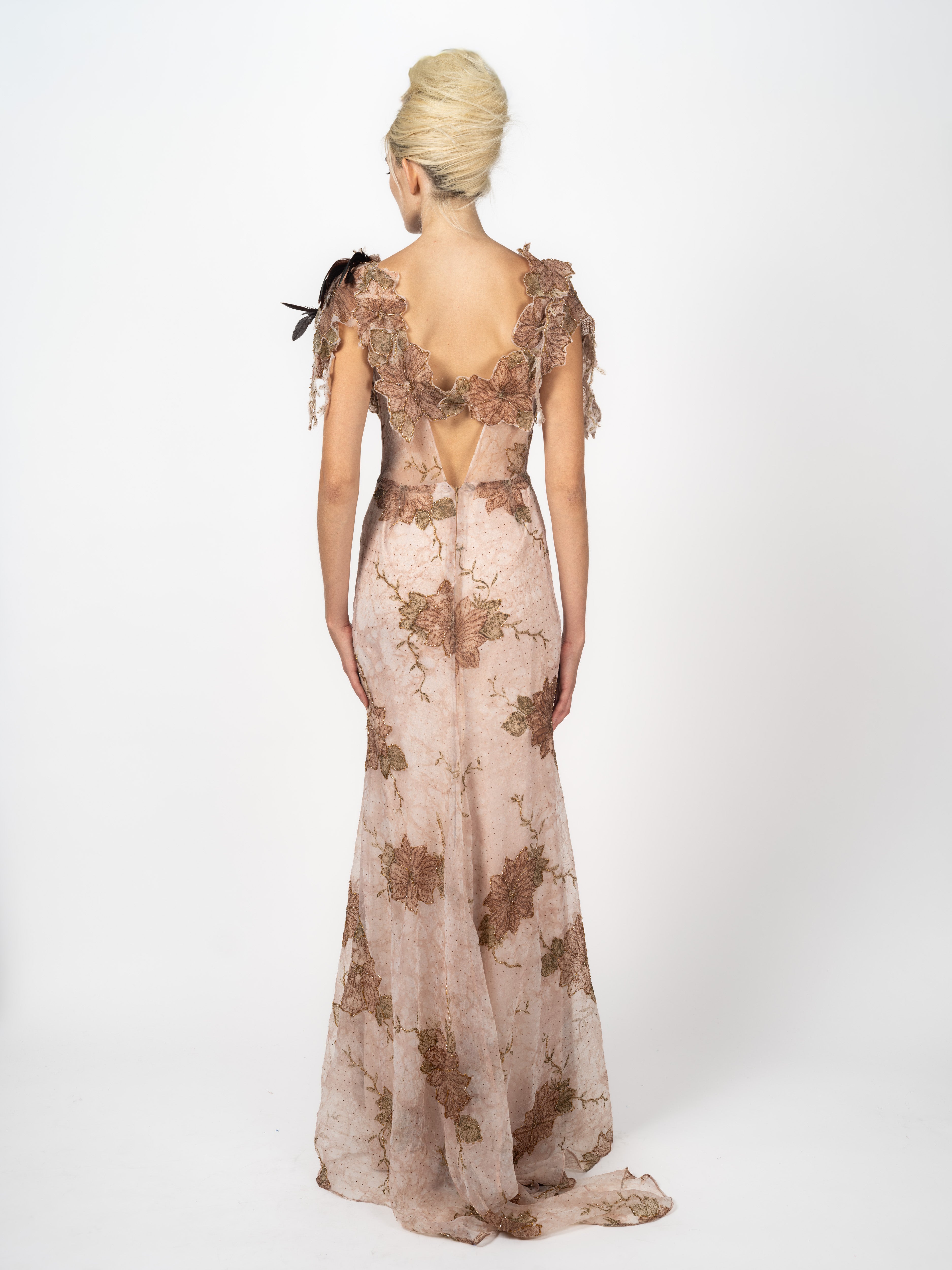 Abendkleid Rosé mit Blütenapplikationen und Federn von Maya Seyferth – Ansicht 4