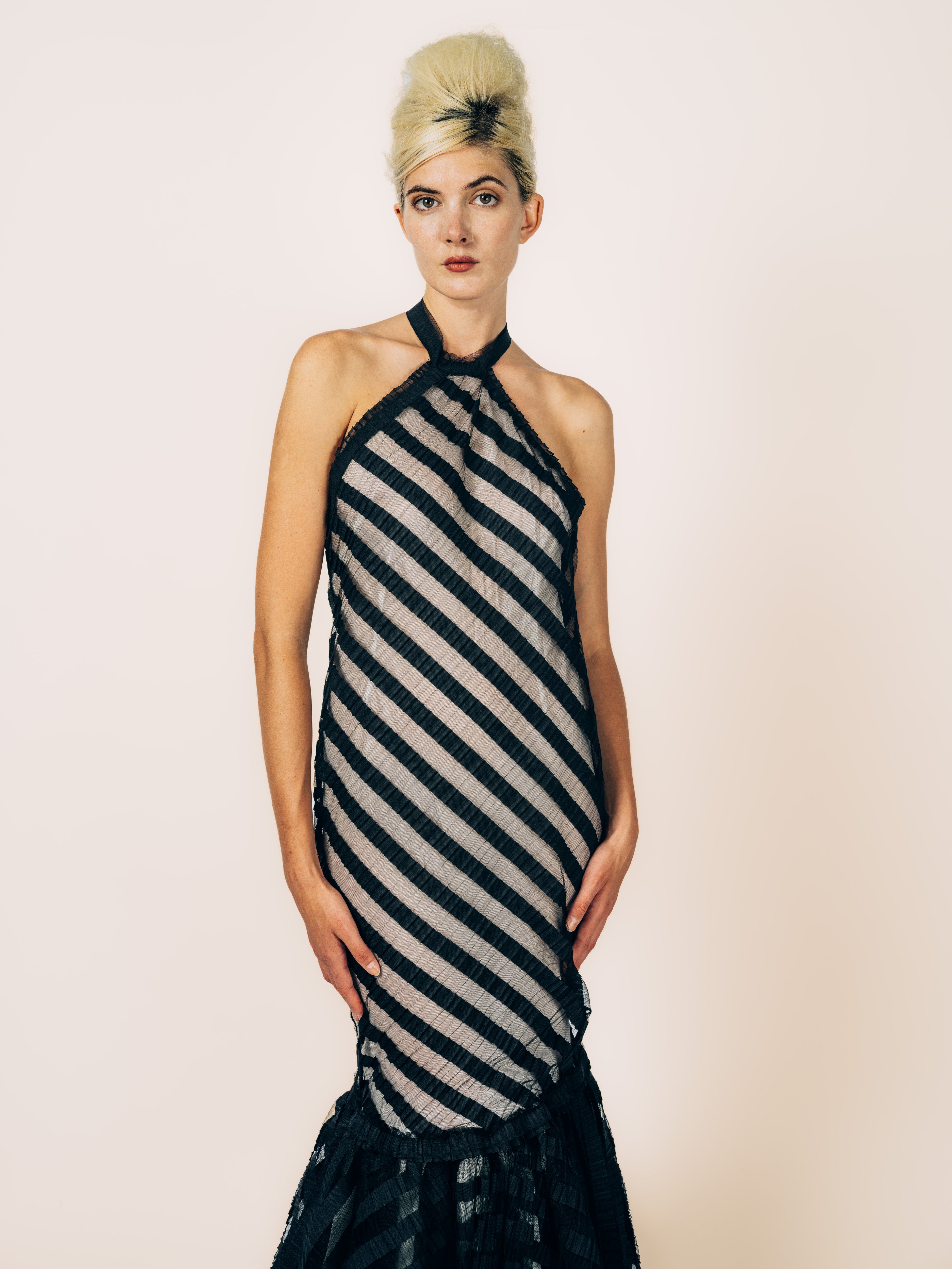 Bodenlanges Abendkleid in Schwarz mit Neckholder, diagonalen Plissee-Streifen auf transparentem Grund und Meerjungfrauen-Volant von Maya Seyferth – Vorderansicht