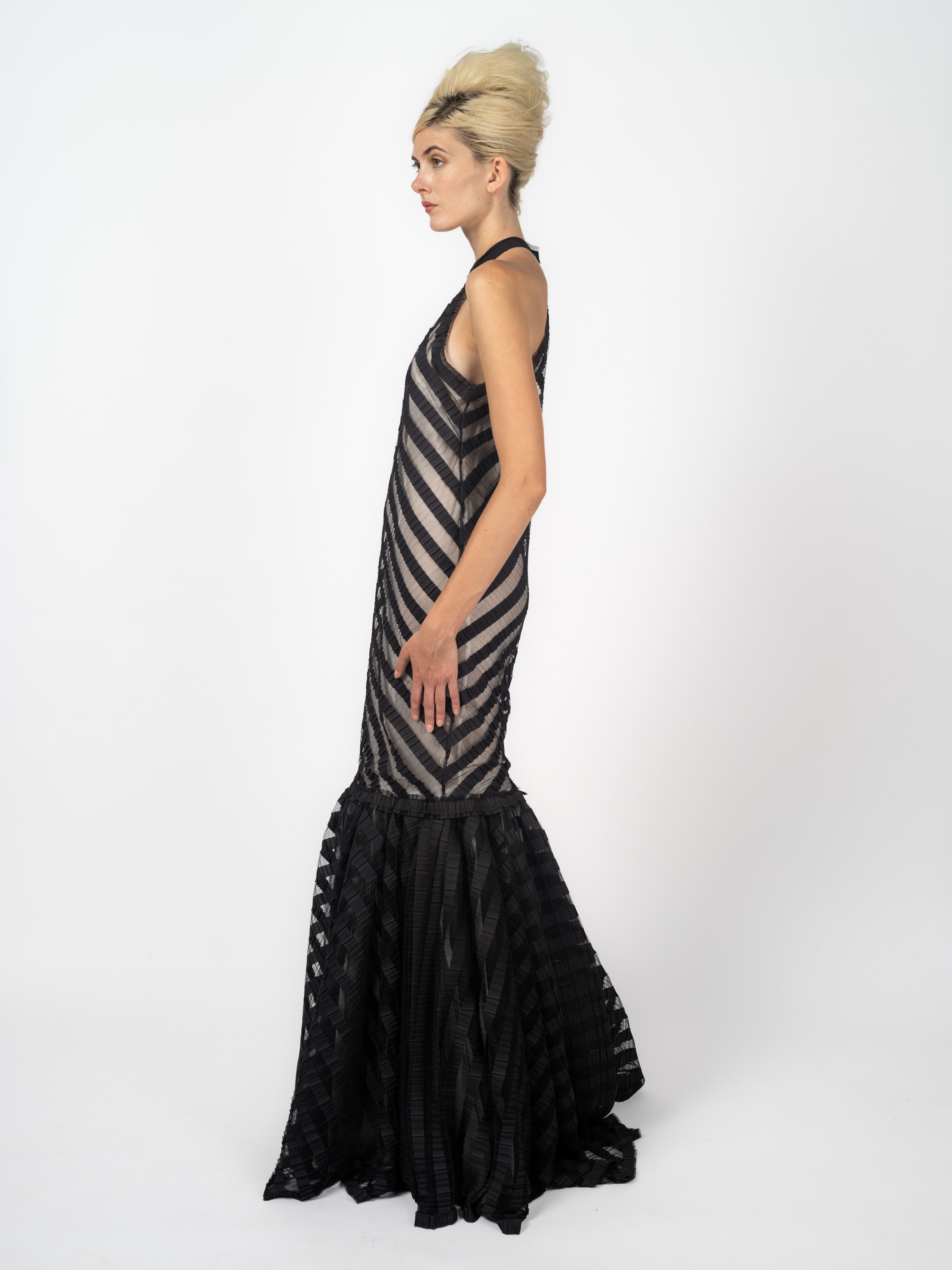 Abendkleid Schwarz mit Plissee-Streifen von Maya Seyferth – Detailansicht