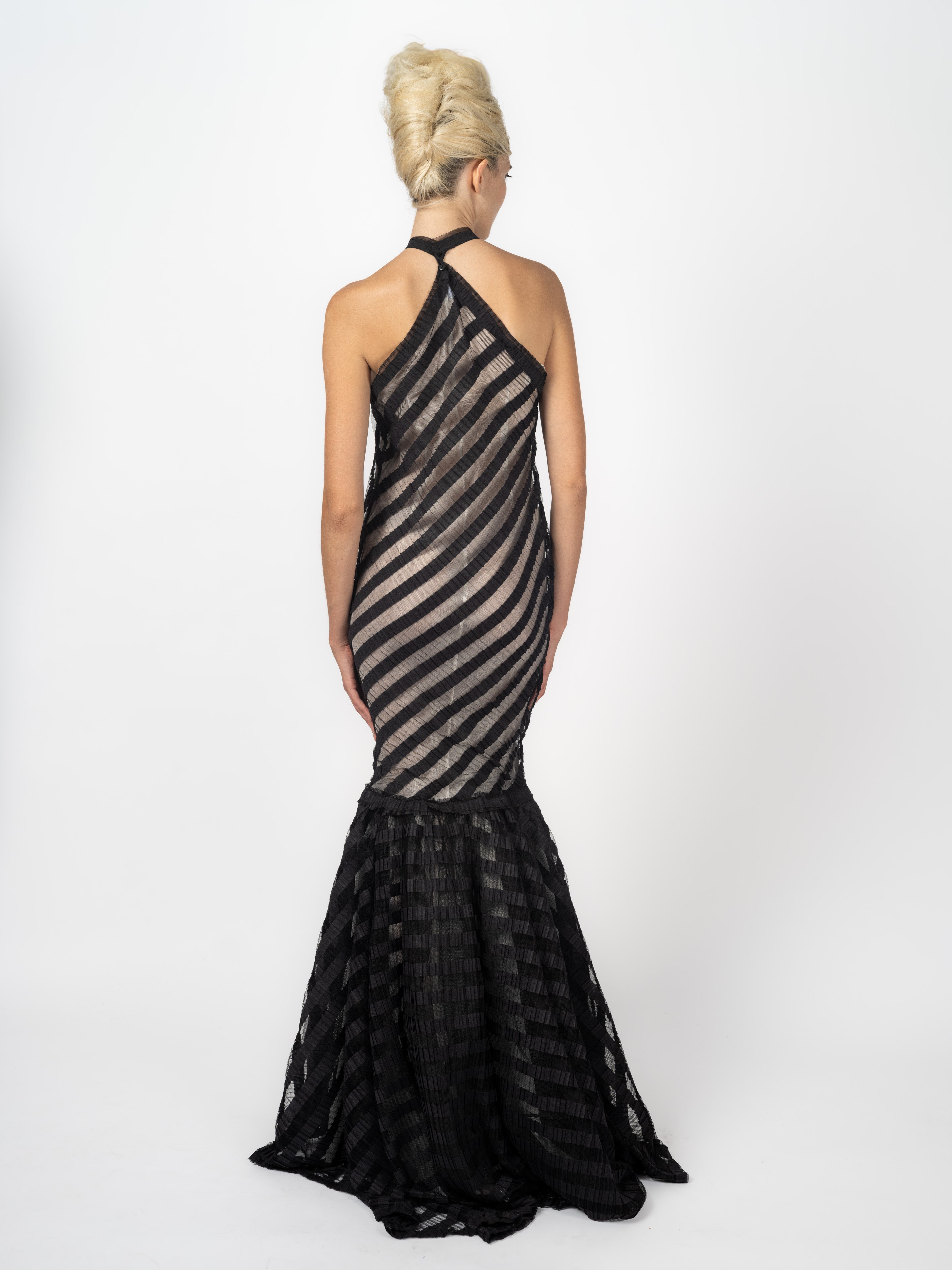 Abendkleid Schwarz mit Plissee-Streifen von Maya Seyferth – Rückenansicht