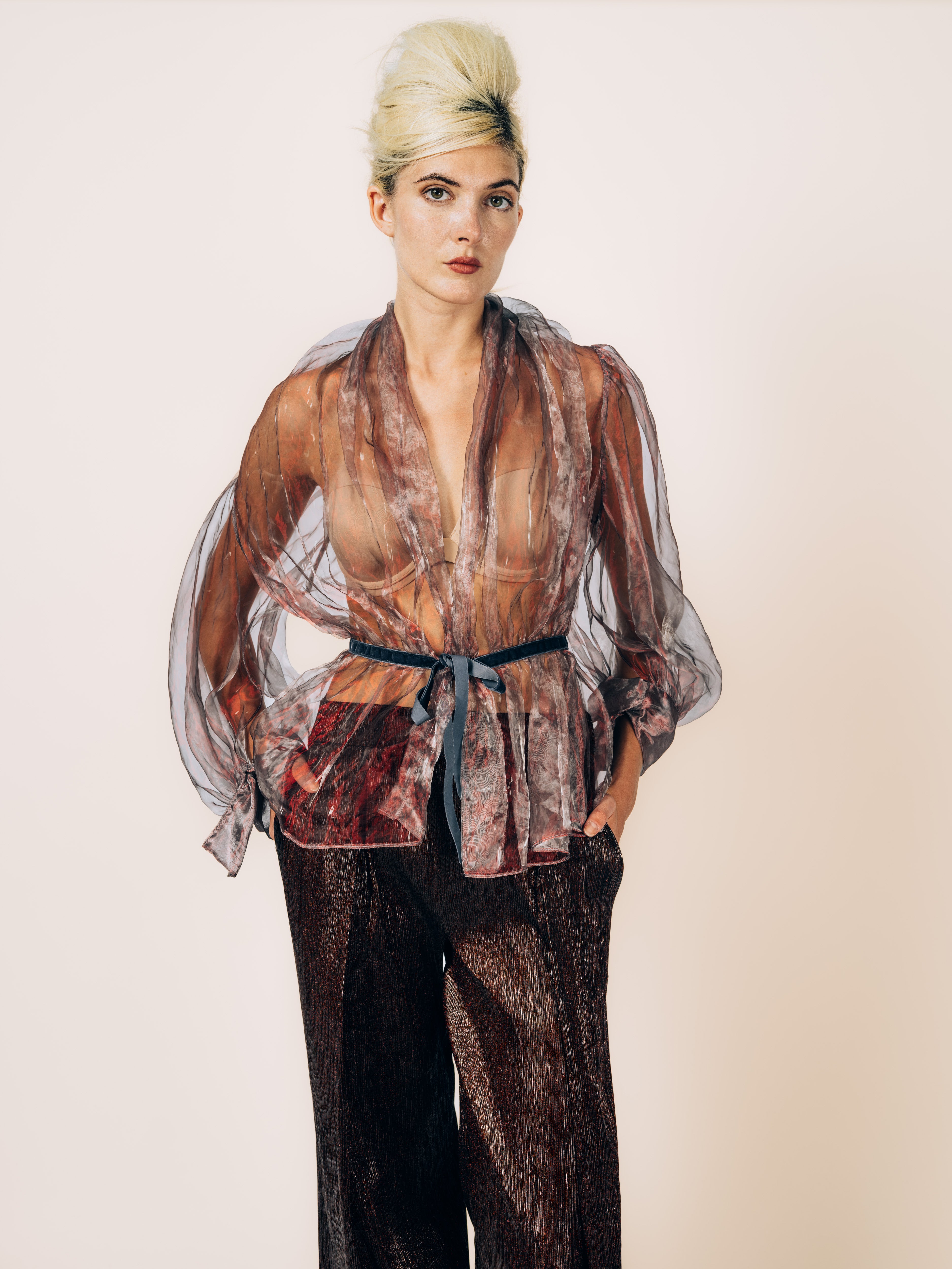 Bluse Altrosa aus transparentem Chiffon mit Hose Bronze aus Lurex – Vorderansicht