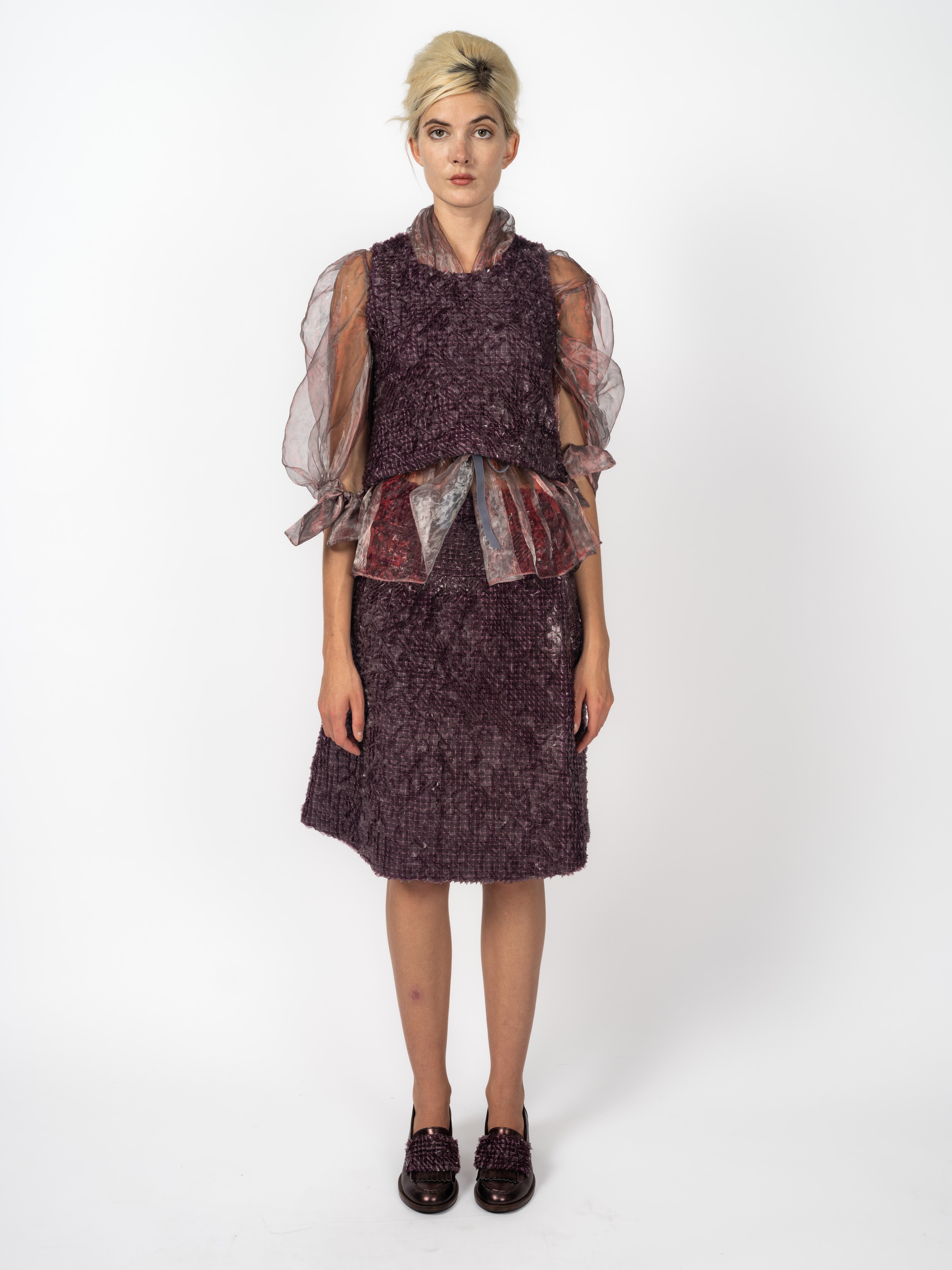 Top und Rock Aubergine mit Lasercut-Stickerei und transparenter Bluse – Vorderansicht