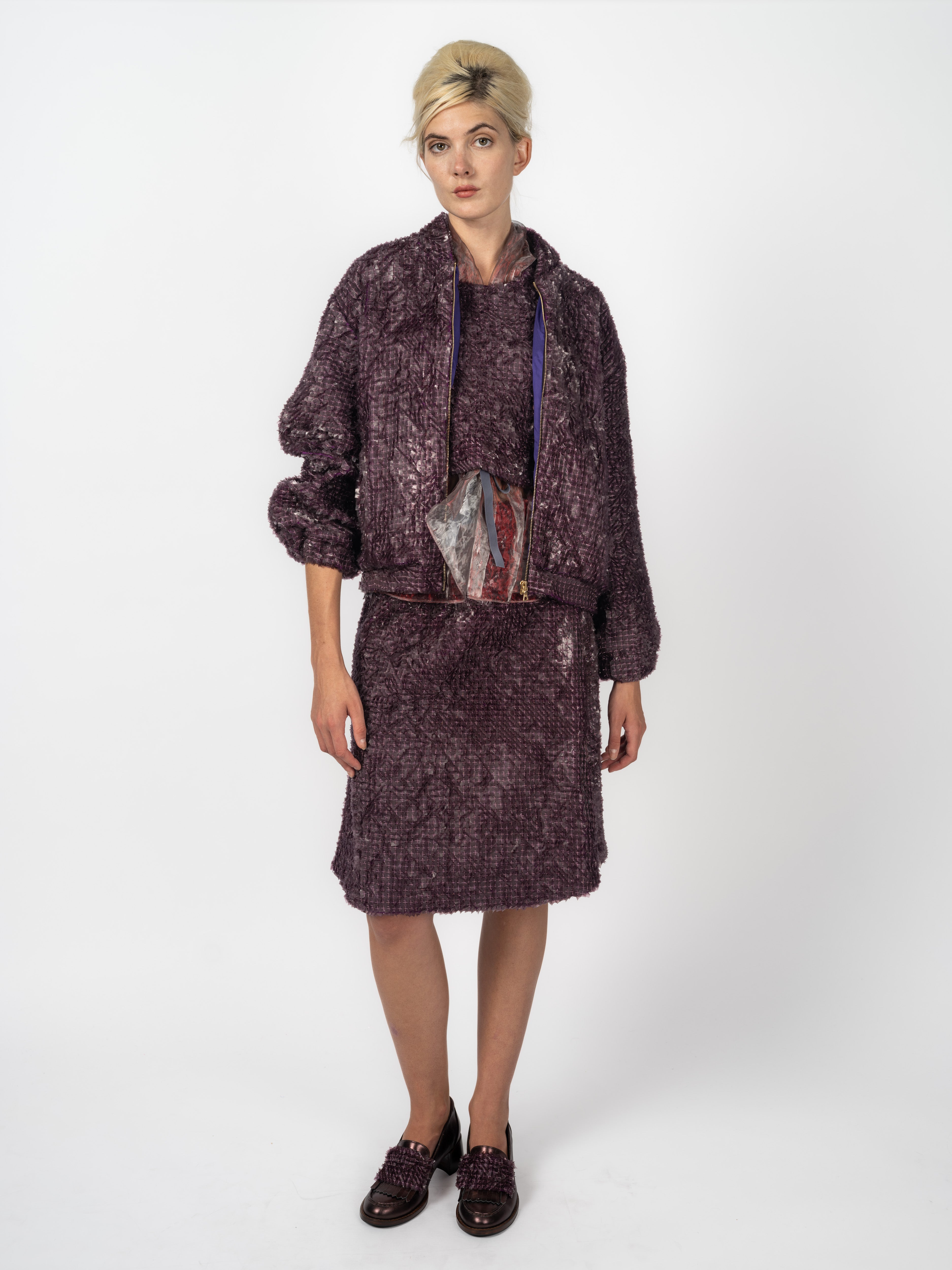 Bomberjacke Aubergine mit Lasercut-Stickerei – Vorderansicht