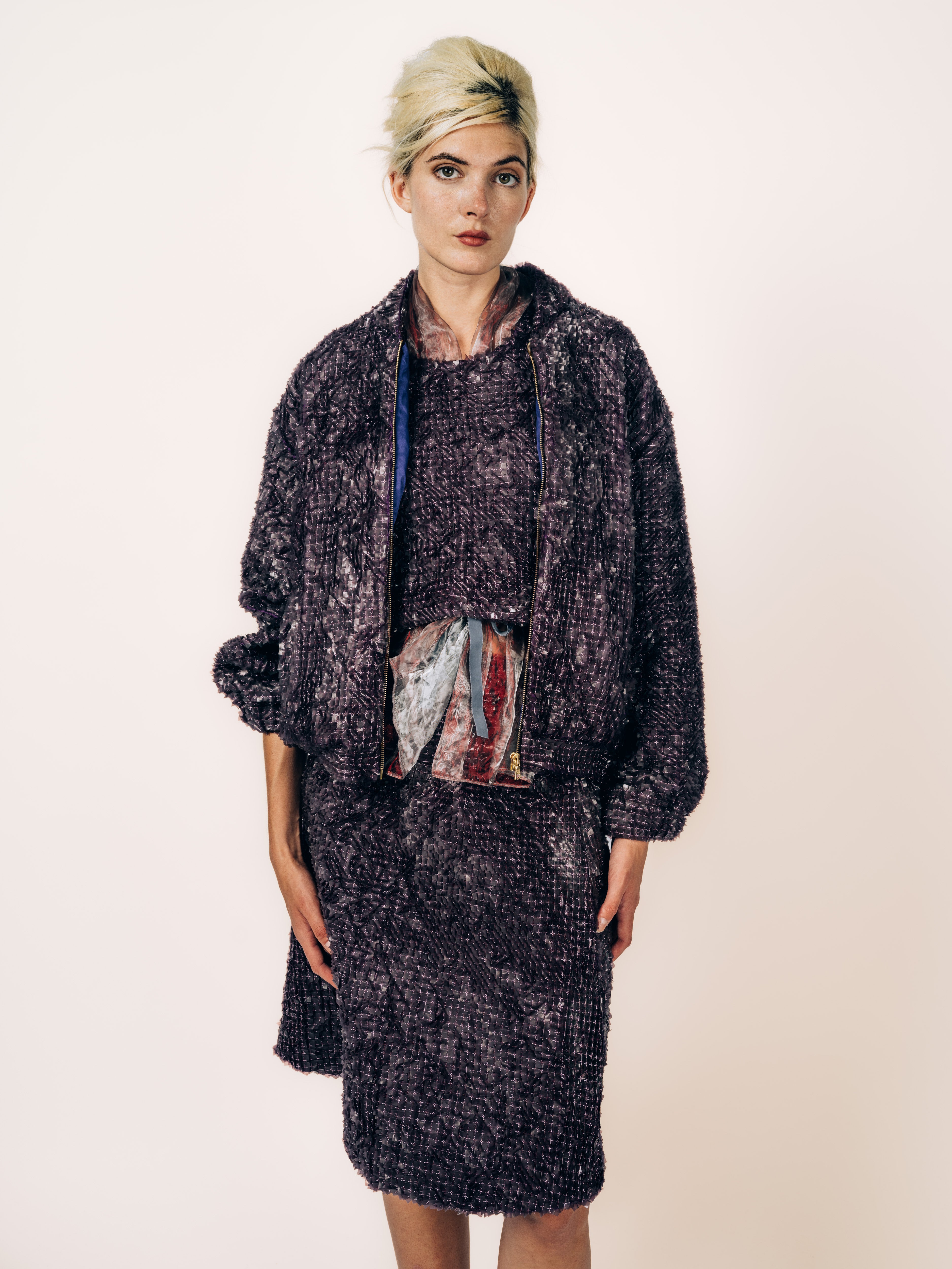 Bomberjacke Aubergine mit Lasercut-Stickerei – Vorderansicht