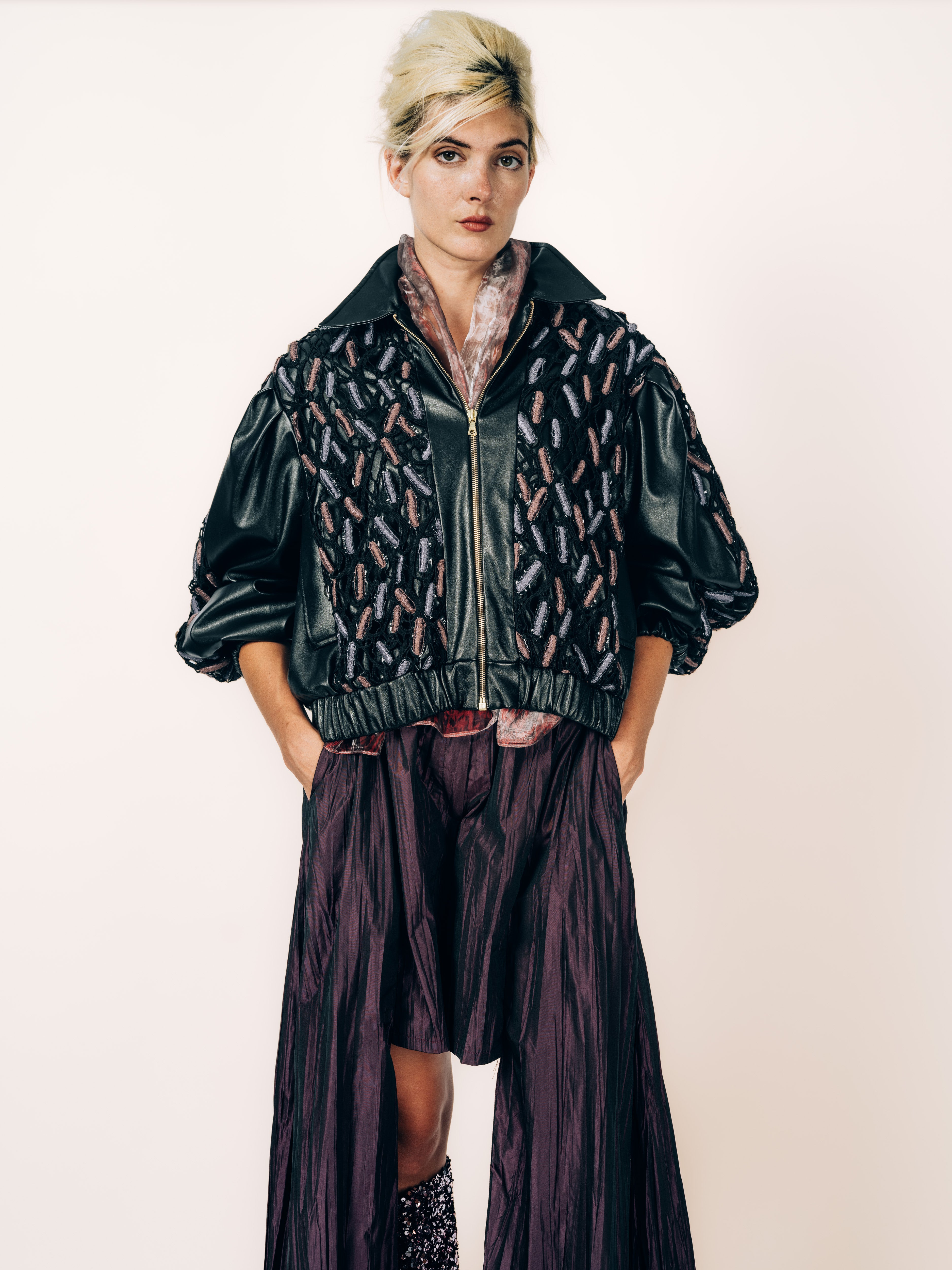 Bomberjacke Schwarz mit gestickten Applikationen und Hose Aubergine – Vorderansicht