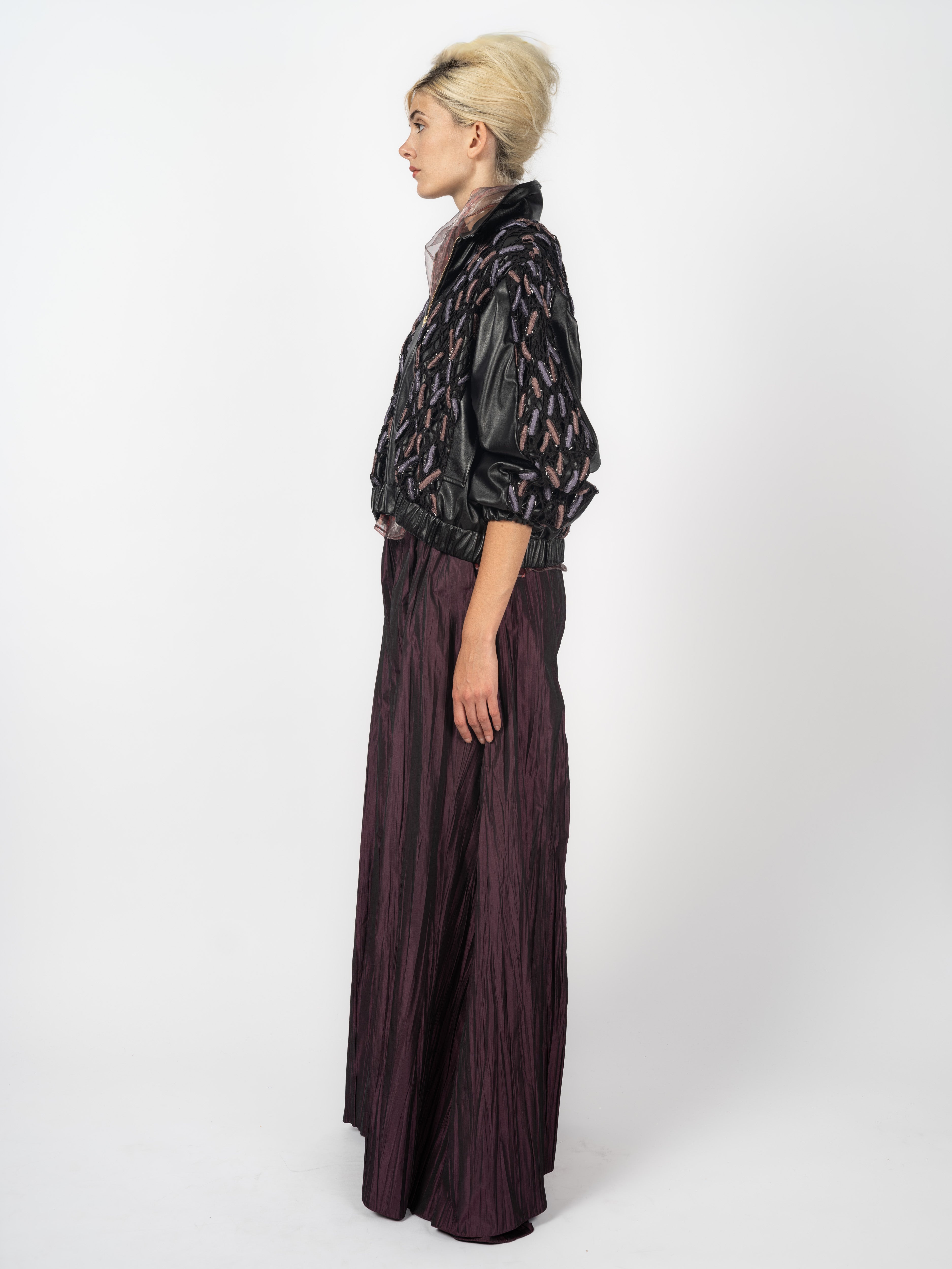 Bomberjacke Schwarz und Hose Aubergine – weitere Ansicht