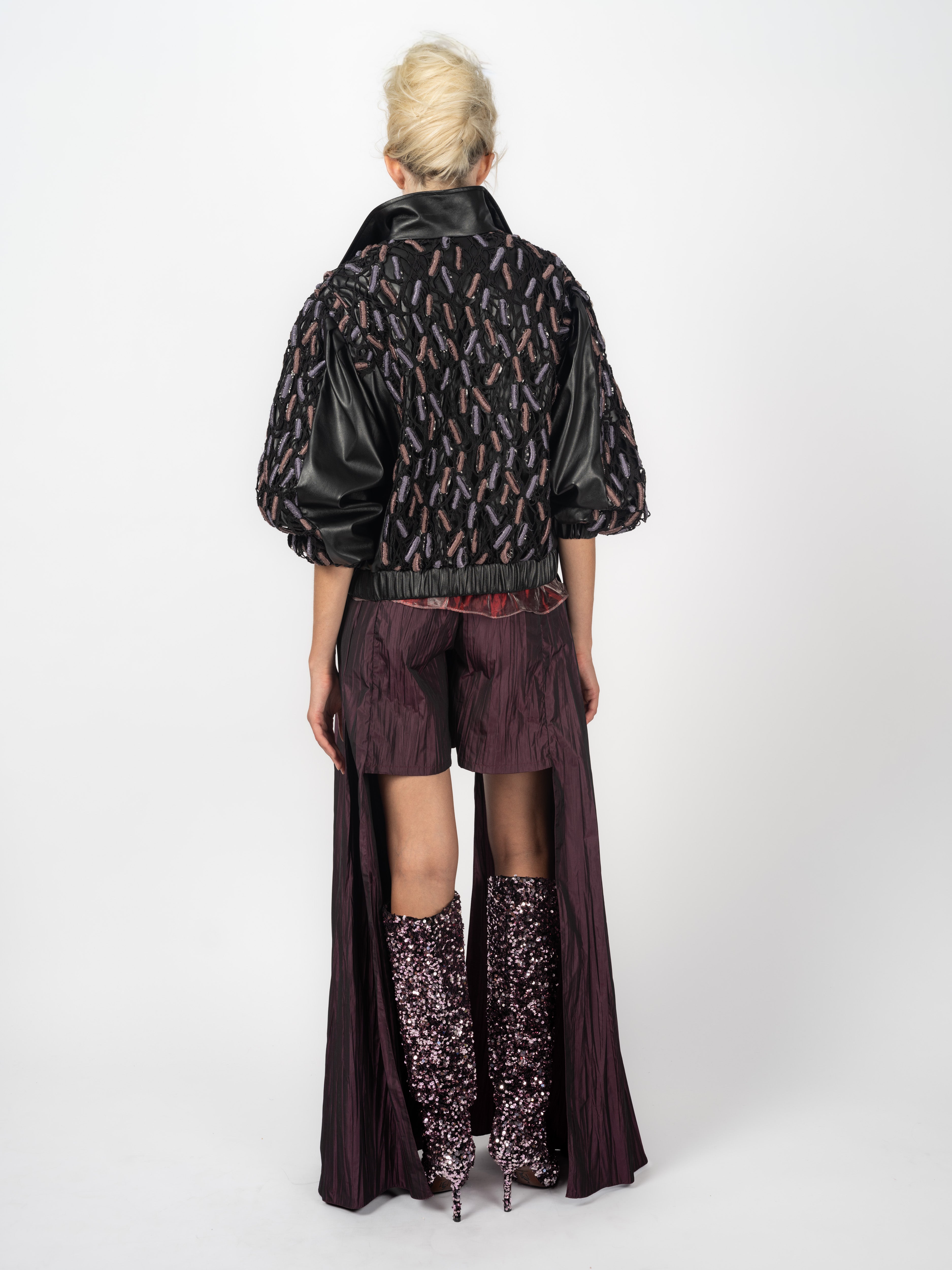 Bomberjacke Schwarz und Hose Aubergine – weitere Ansicht