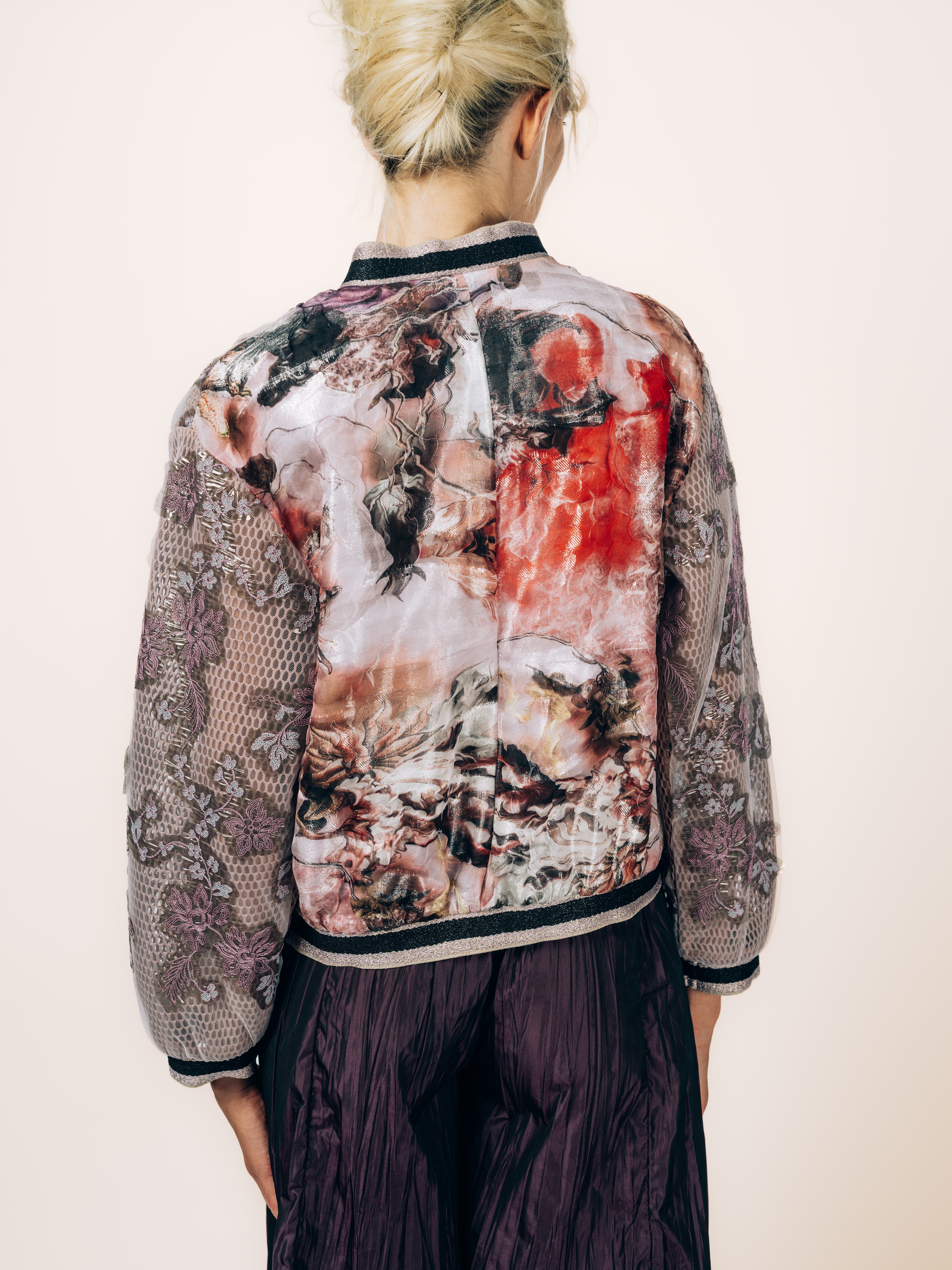 Bomberjacke Rosé mit floral bedrucktem Seidenrücken – Rückenansicht