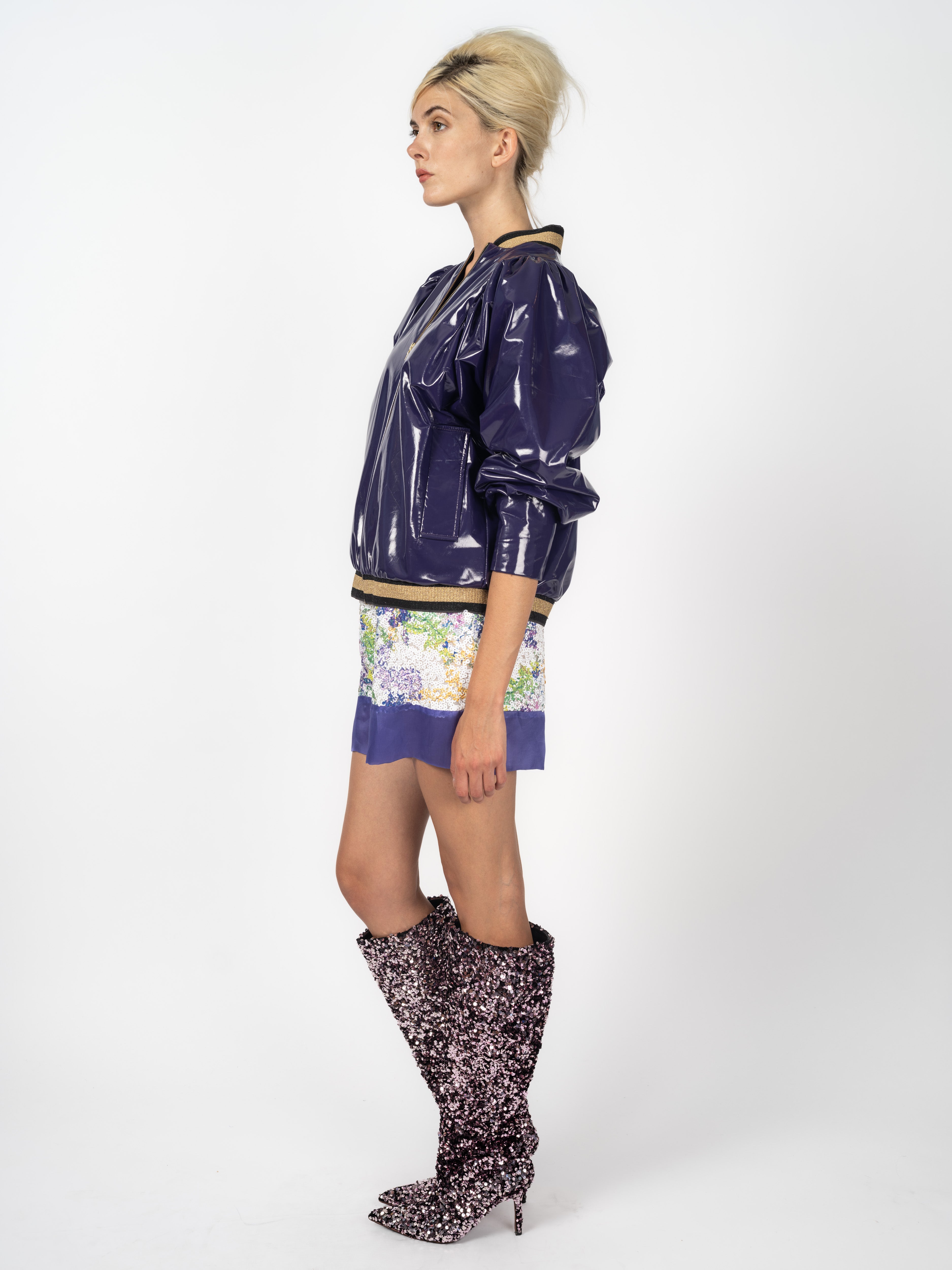 Bomberjacke Violett mit Pailletten-Shorts – weitere Ansicht