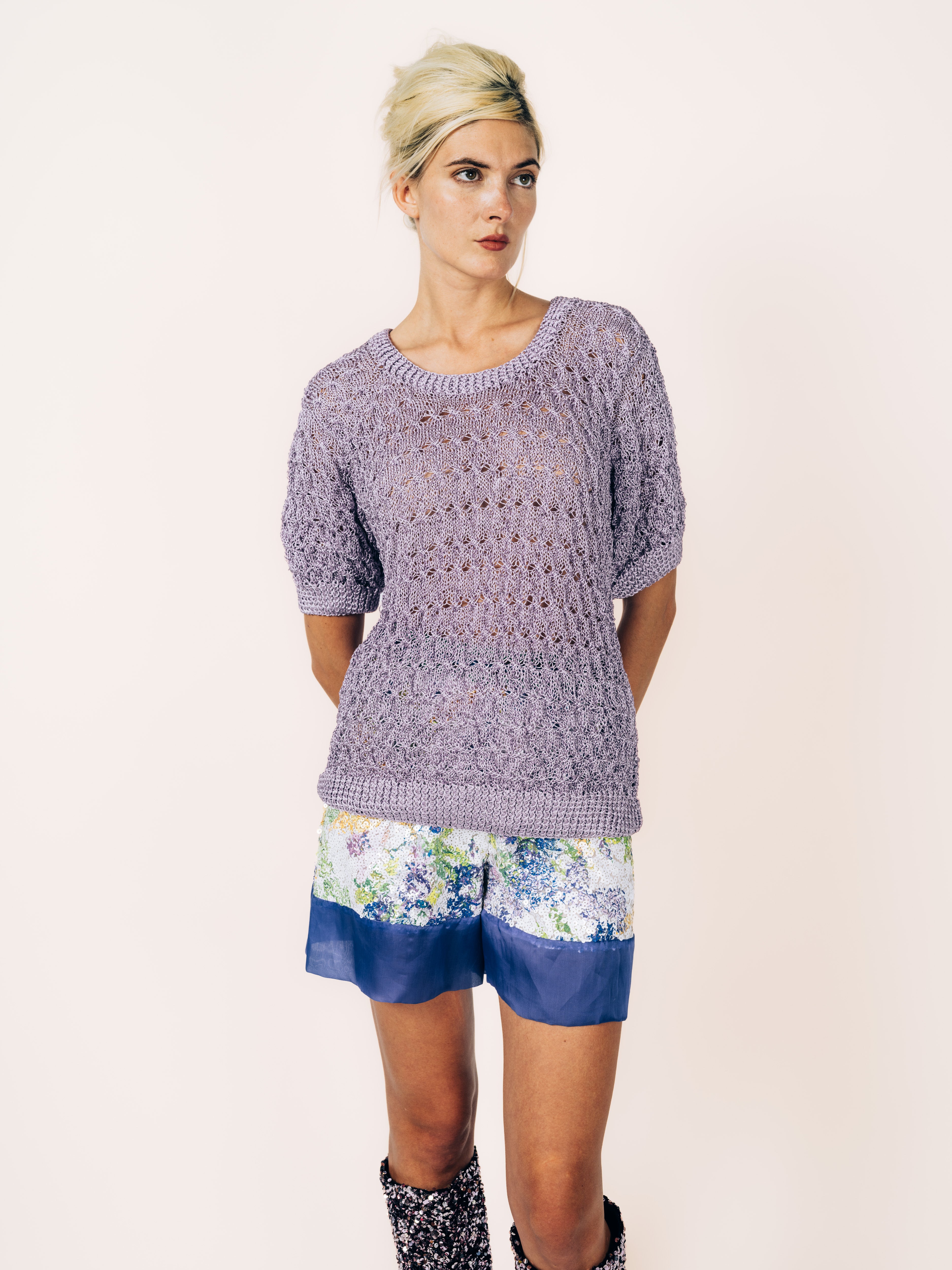 Handgestrickter Pullover Kurzarm aus Lurex in Flieder mit Pailletten-Shorts – Vorderansicht
