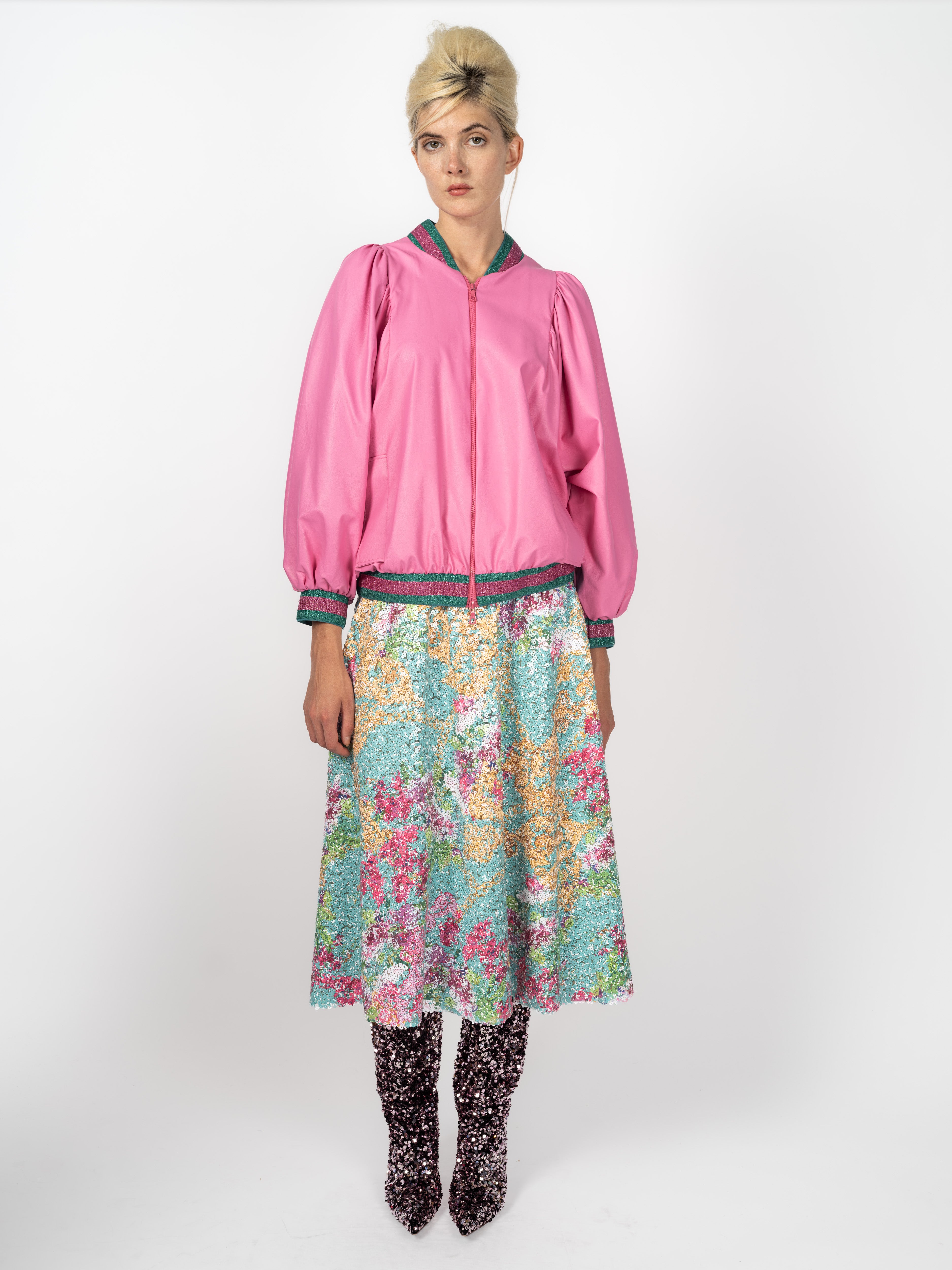 Bomberjacke Pink aus veganem Leder mit Volumenärmeln und Midirock mit bedruckten Pailletten von Maya Seyferth, Gesamtlook