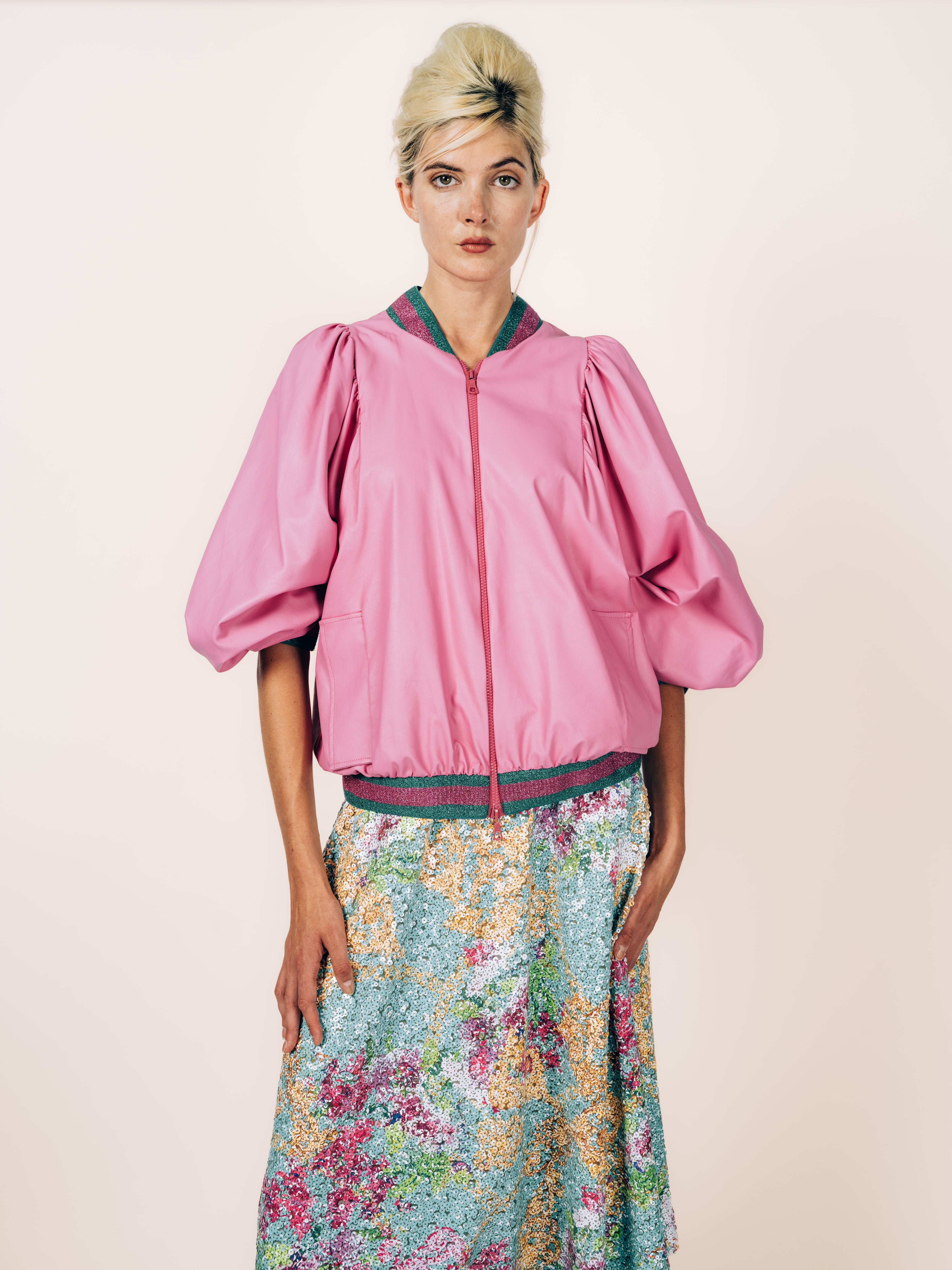 Bomberjacke Pink aus veganem Leder mit Volumenärmeln und Midirock mit bedruckten Pailletten von Maya Seyferth, Gesamtlook