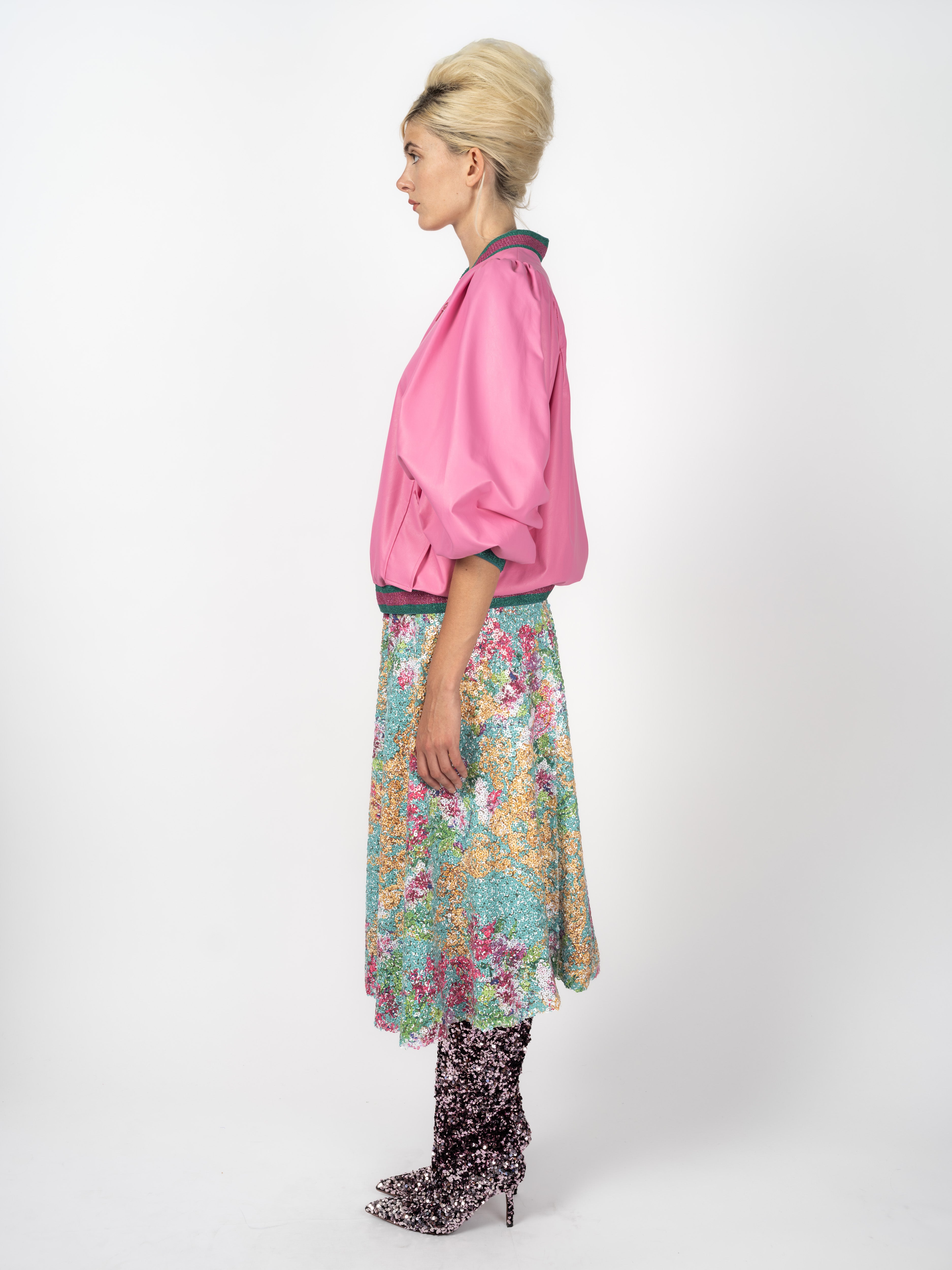 Look von Maya Seyferth: Bomberjacke Pink und Midirock mit bedruckten Pailletten in Türkis, Apricot und Pink