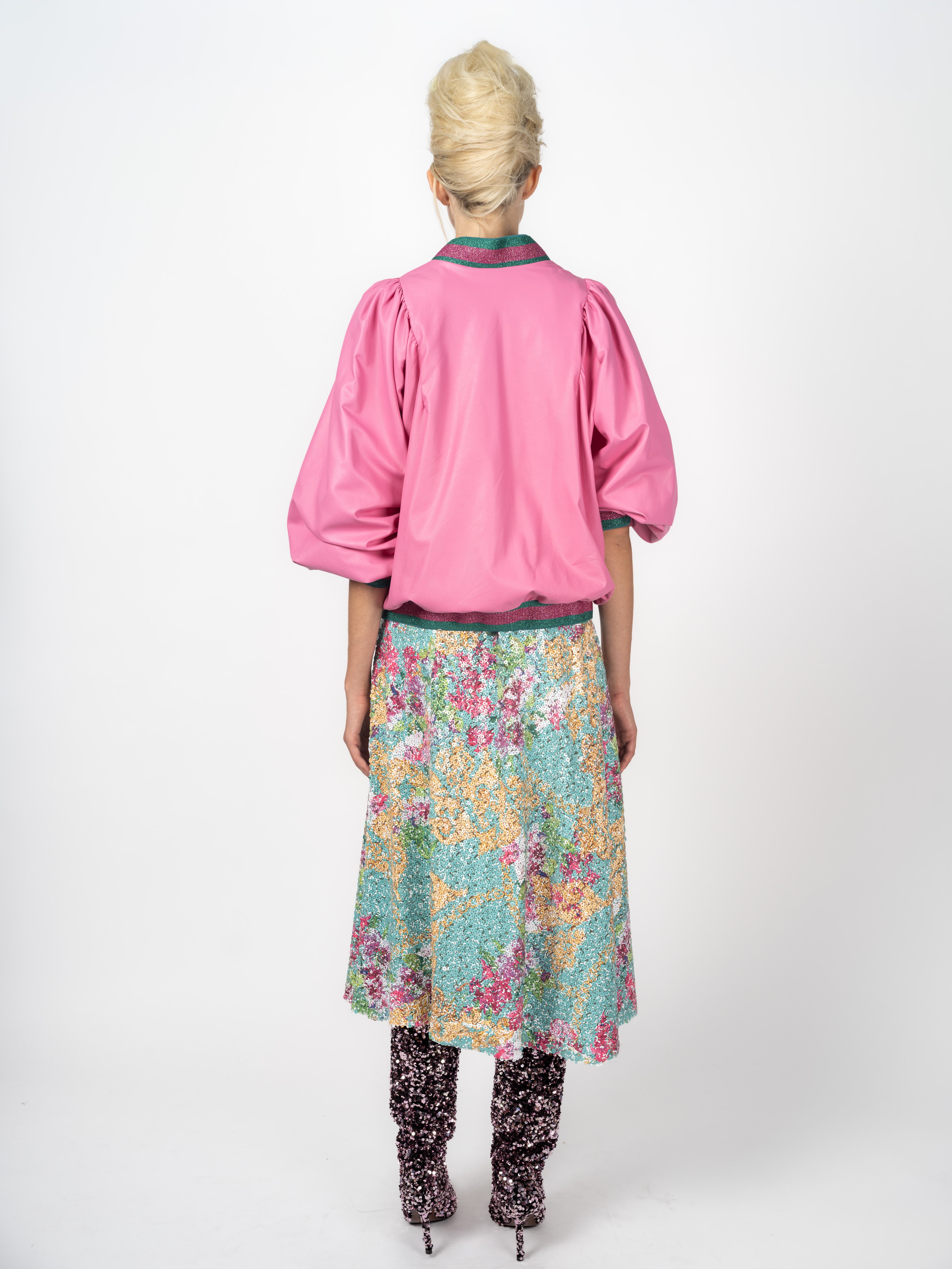 Detail Bomberjacke Pink und Midirock mit bedruckten Pailletten von Maya Seyferth