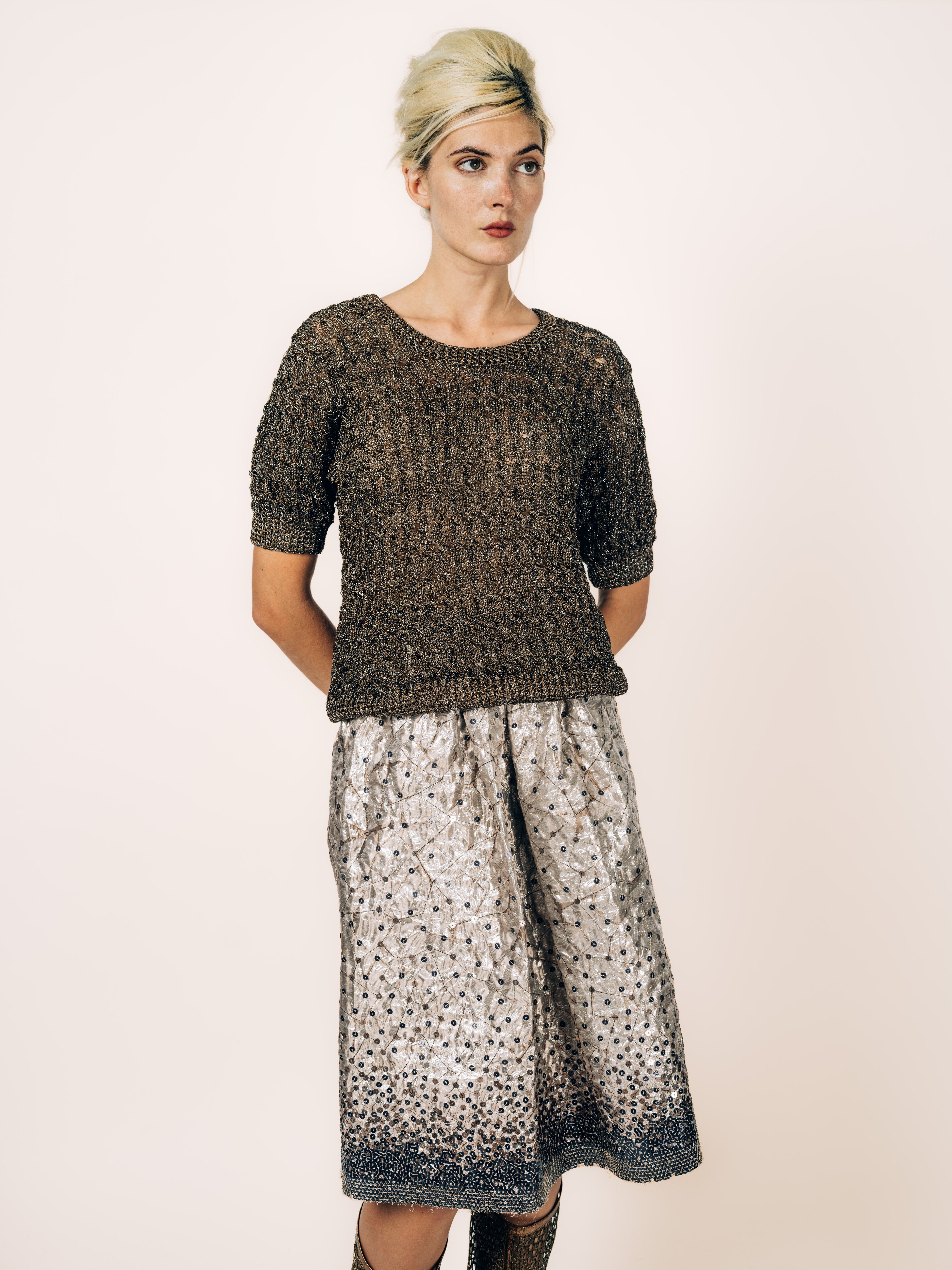 Handgestrickter Kurzarm-Pullover Braun und Rock Champagner mit Pailletten im Verlauf von Maya Seyferth, Gesamtlook