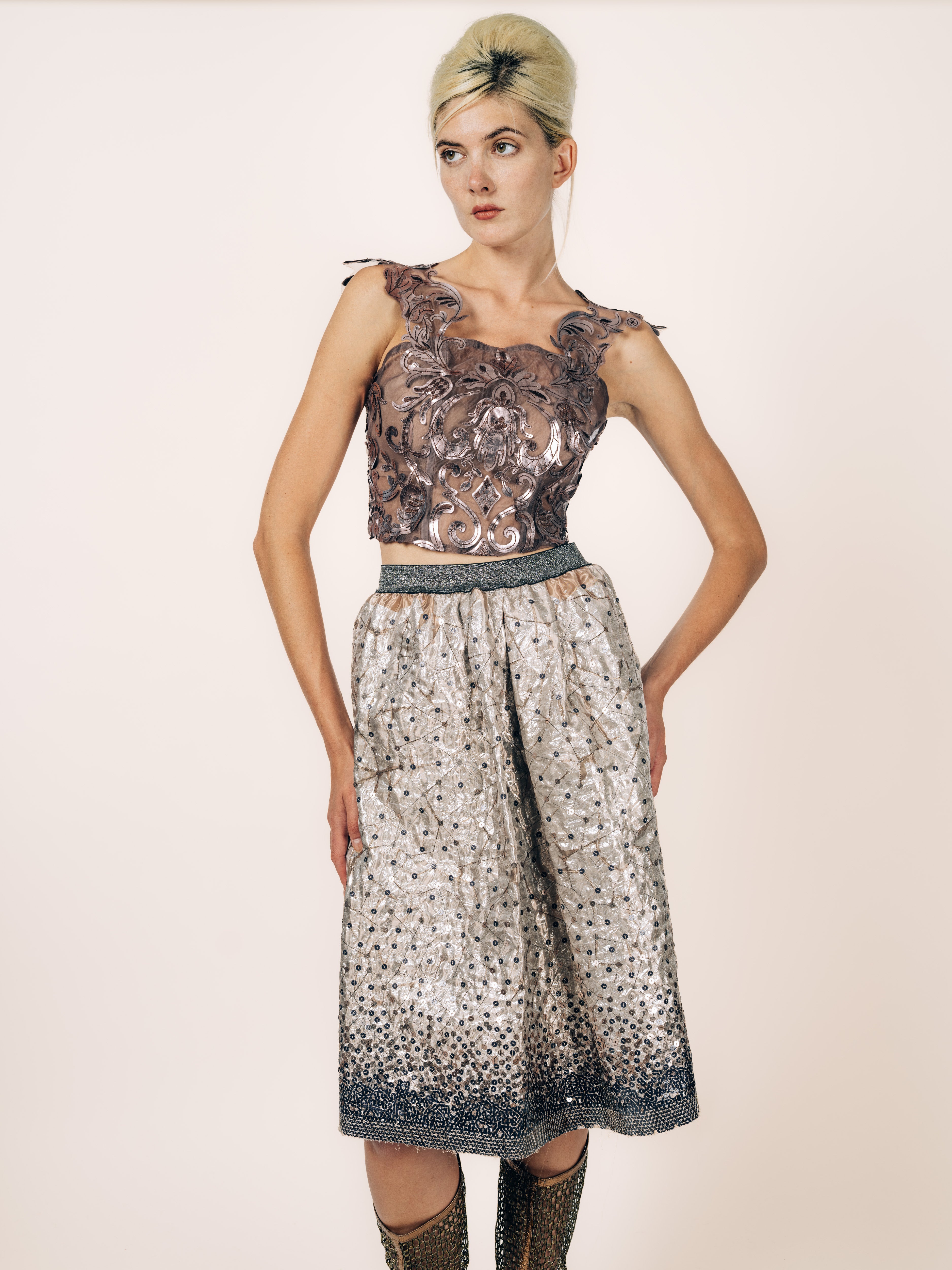 Top Mauve mit Stickerei und Rock Champagner mit Pailletten im Verlauf von Maya Seyferth, Gesamtlook