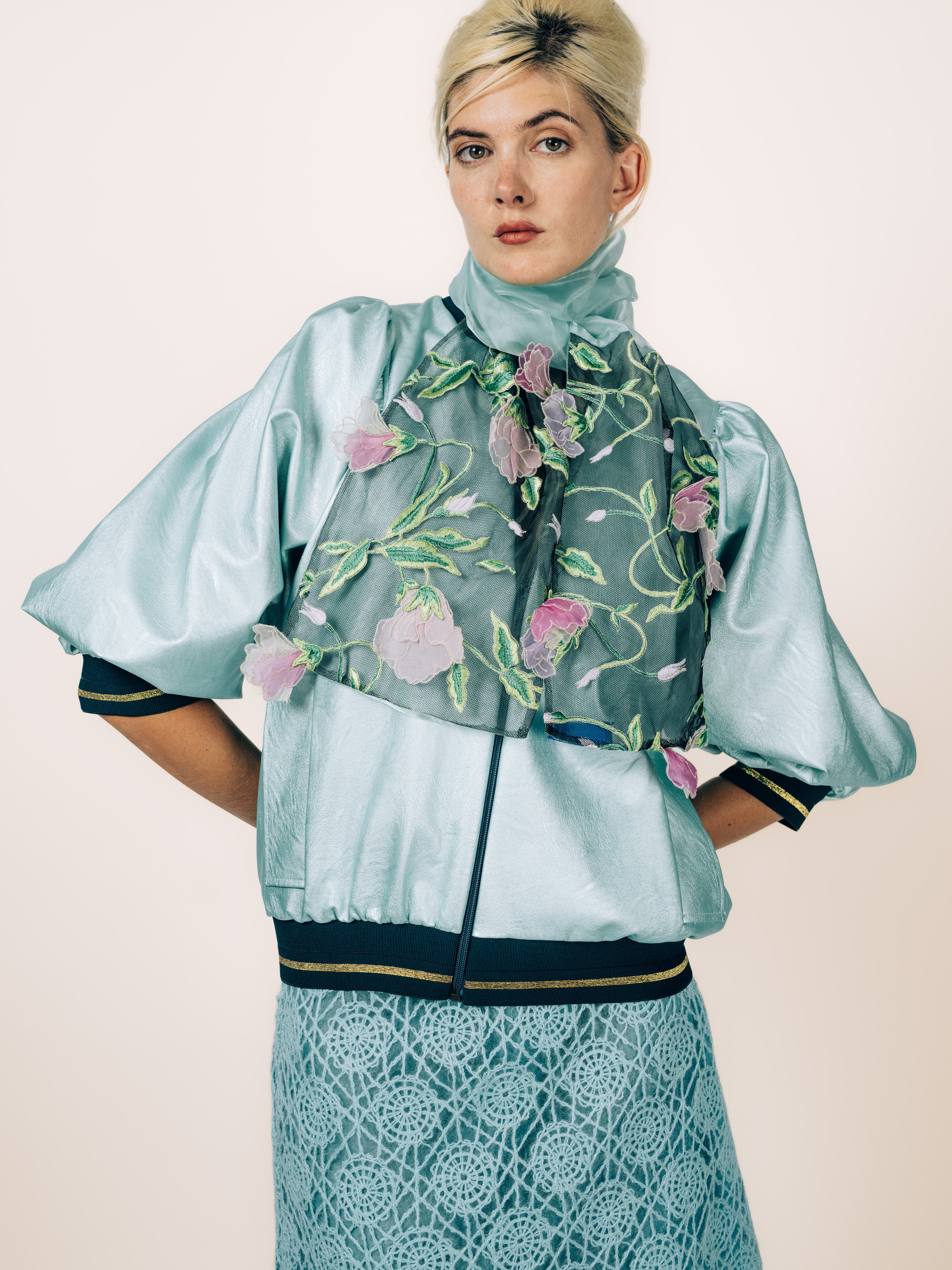 Schal Mint mit Rosenstickerei über Bomberjacke Mint aus veganem Leder von Maya Seyferth