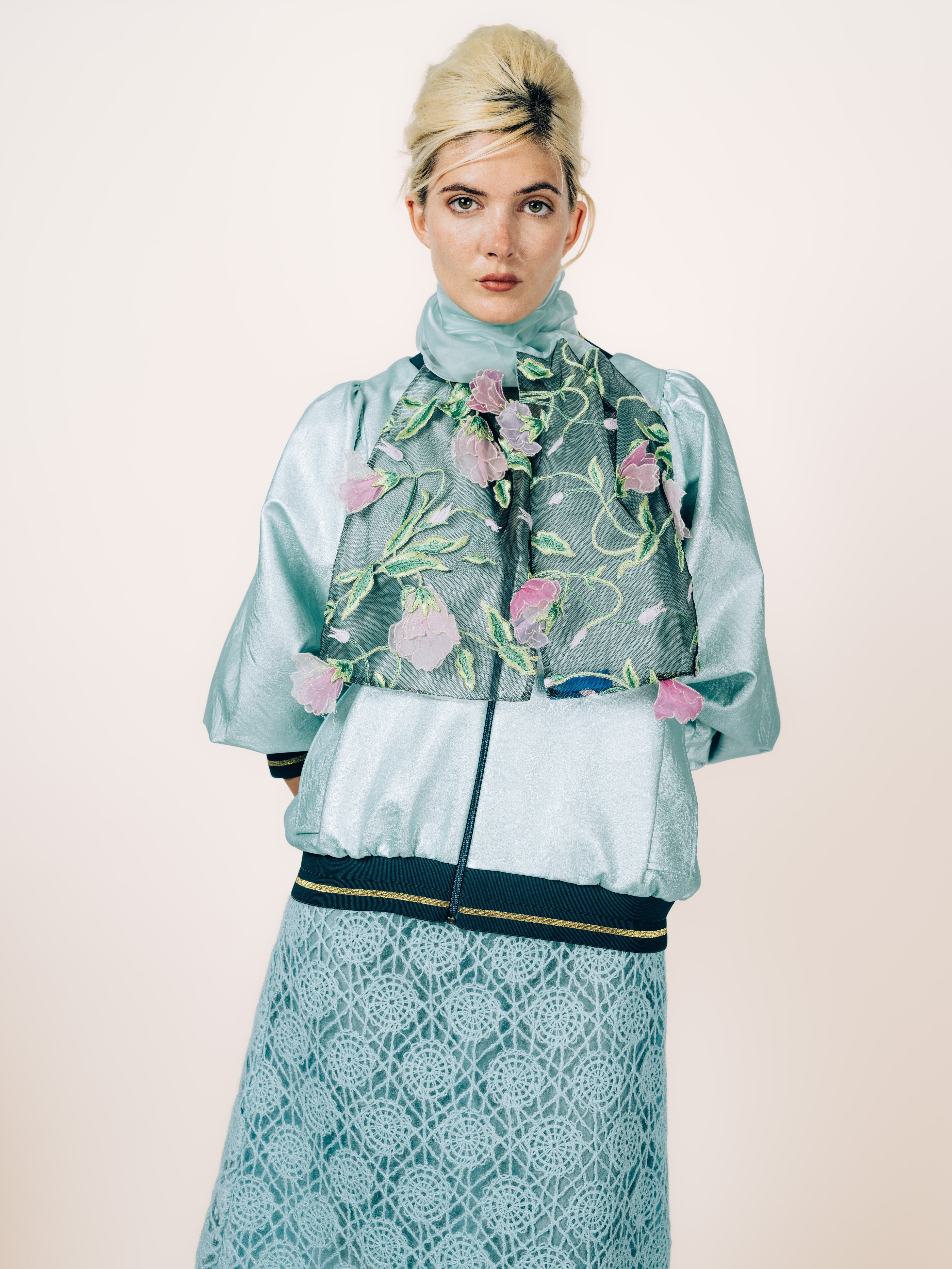 Look von Maya Seyferth: Bomberjacke Mint und Rock aus feiner Guipure-Stickerei mit Mesh-Stiefeln