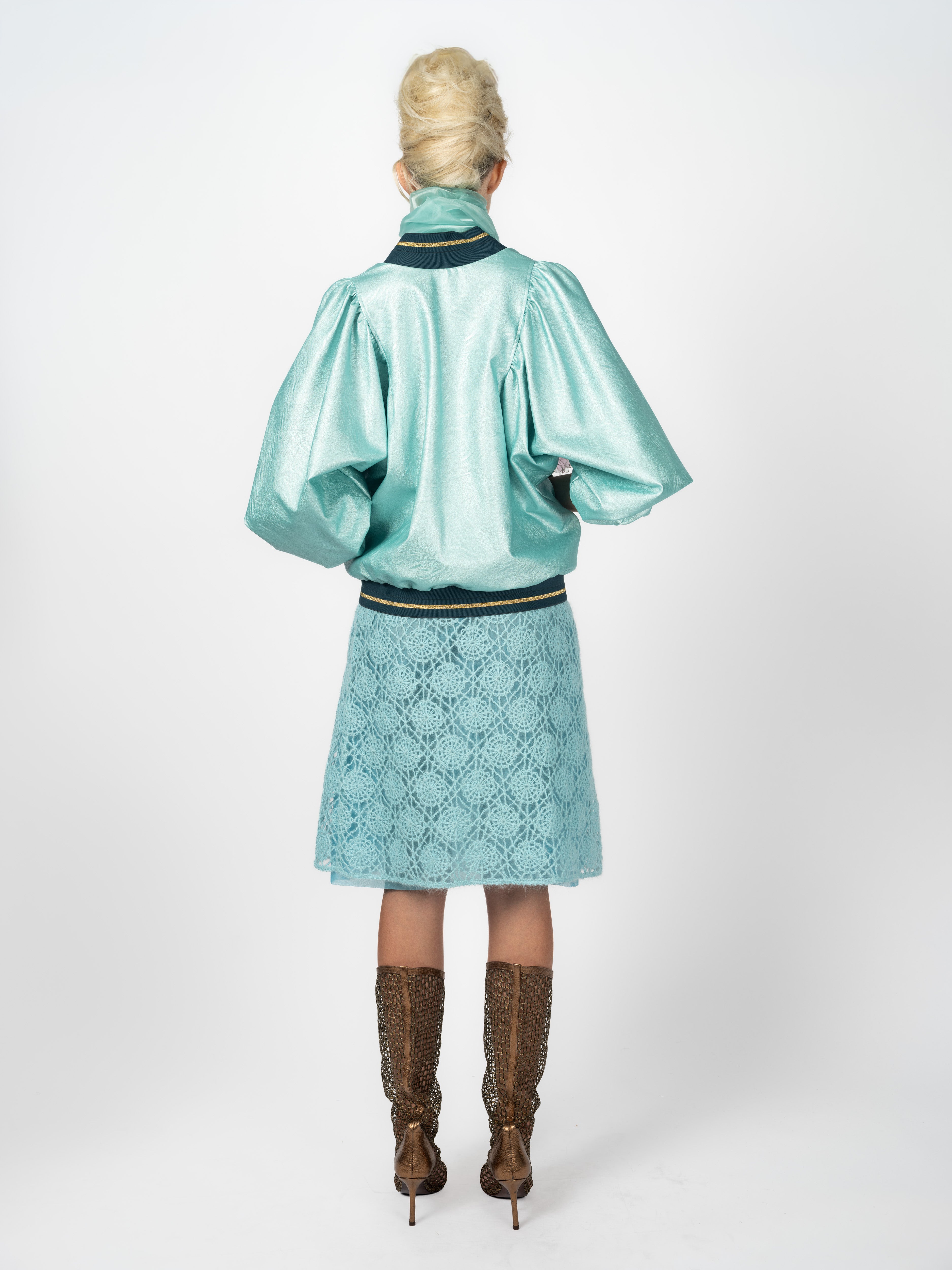 Detail Schal mit Rosenstickerei und Bomberjacke Mint mit Bündchen in Petrol und Gold von Maya Seyferth