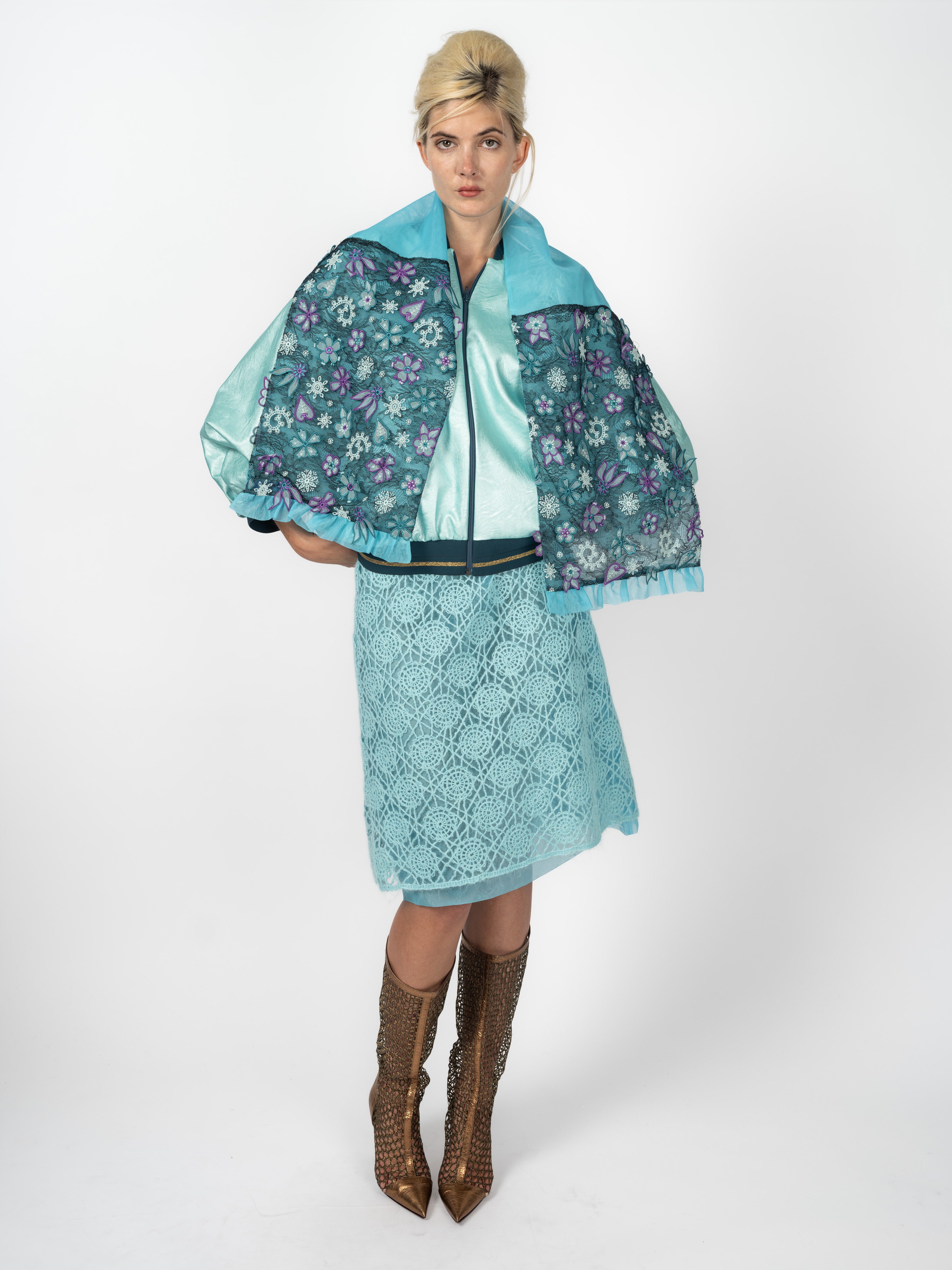 Cape Türkis mit feinster Stickerei über Bomberjacke Mint und Guipure-Rock von Maya Seyferth