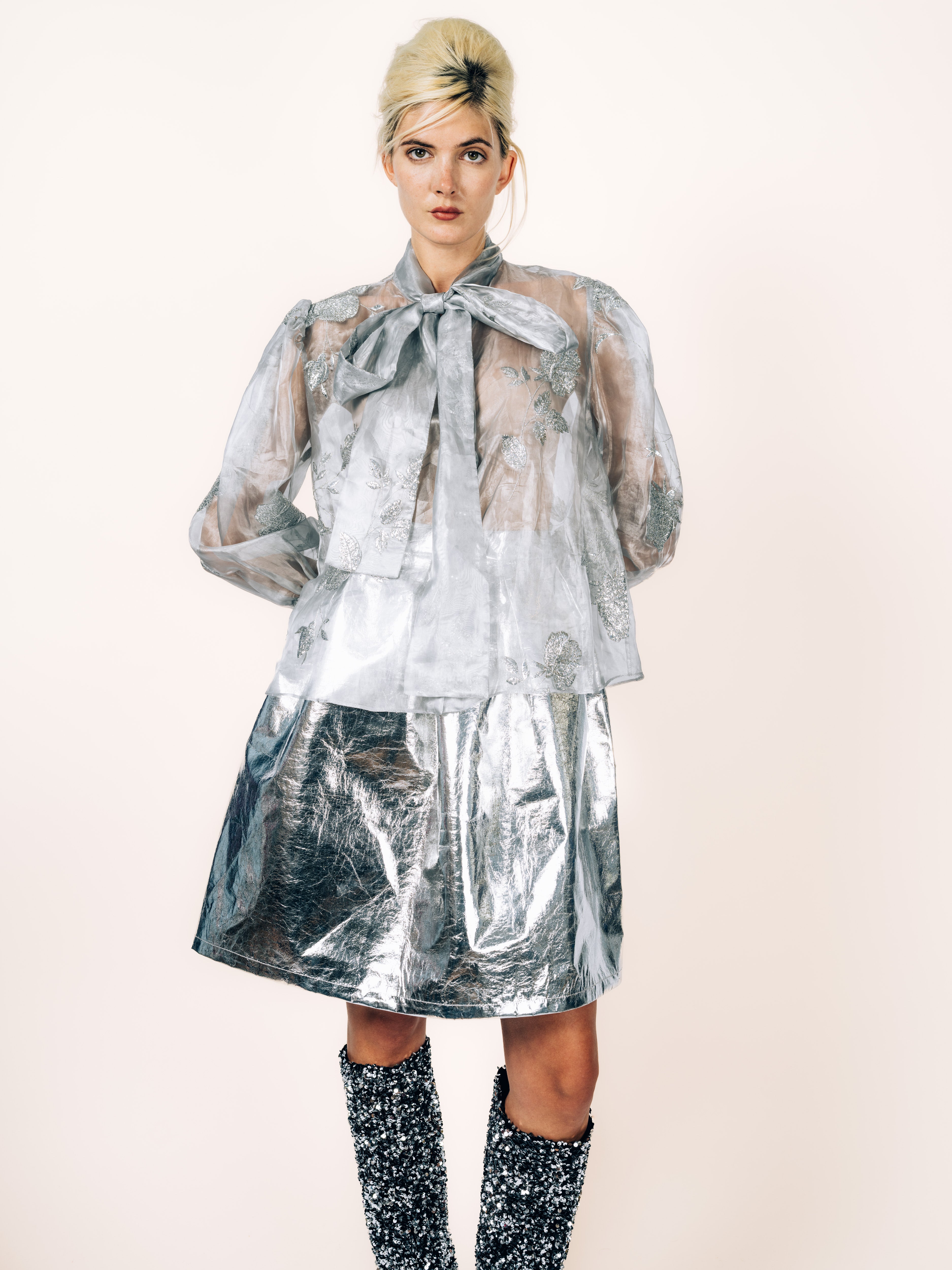 Schluppenbluse Silber mit Rosenstickerei und Rock Silber Metallic von Maya Seyferth, Gesamtlook