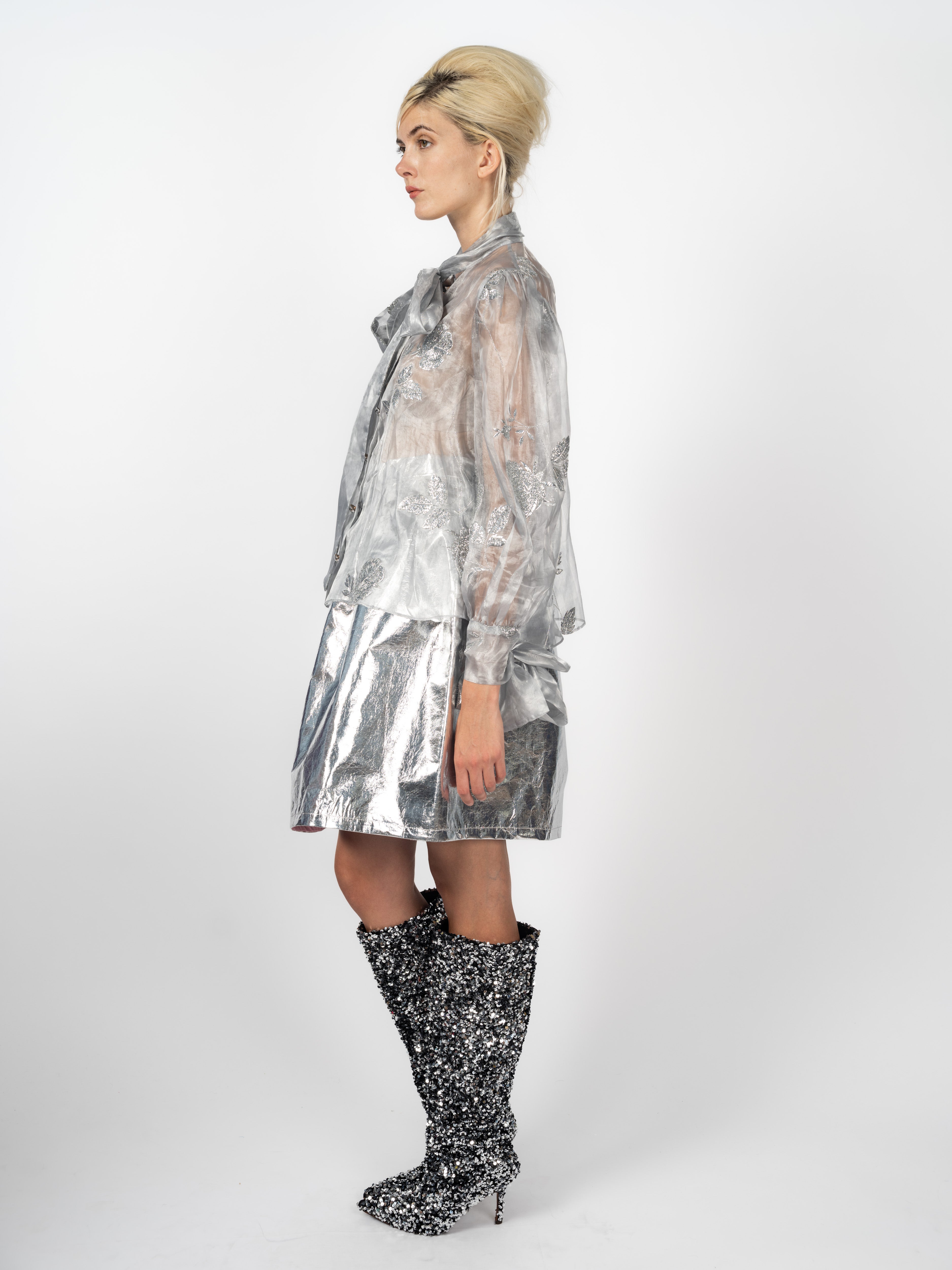 Look von Maya Seyferth: Schluppenbluse Silber und Metallic-Rock Silber mit Paillettenstiefeln