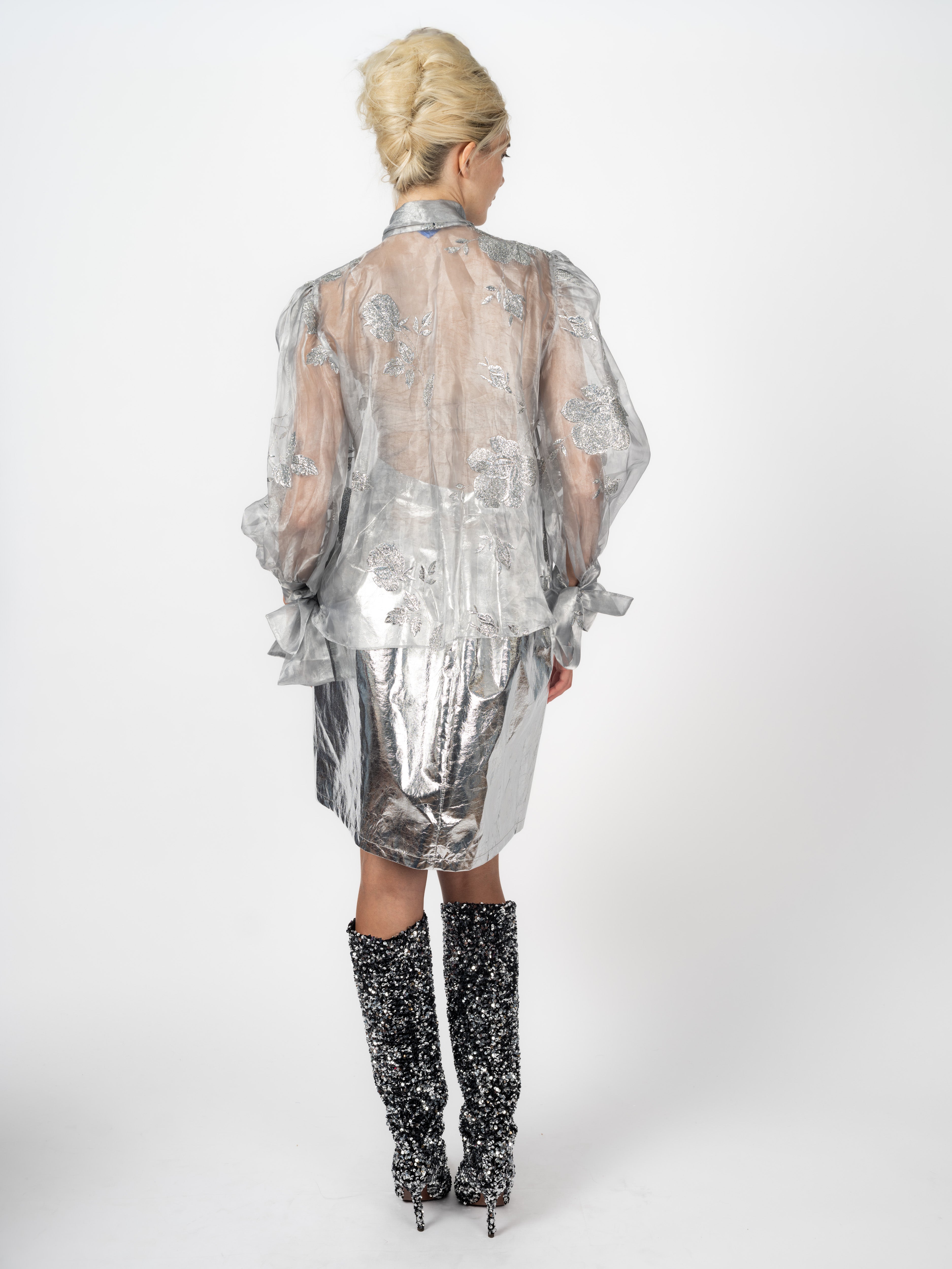 Detail Lurex-Rosenstickerei der Organza-Schluppenbluse Silber und Rock Silber Metallic von Maya Seyferth