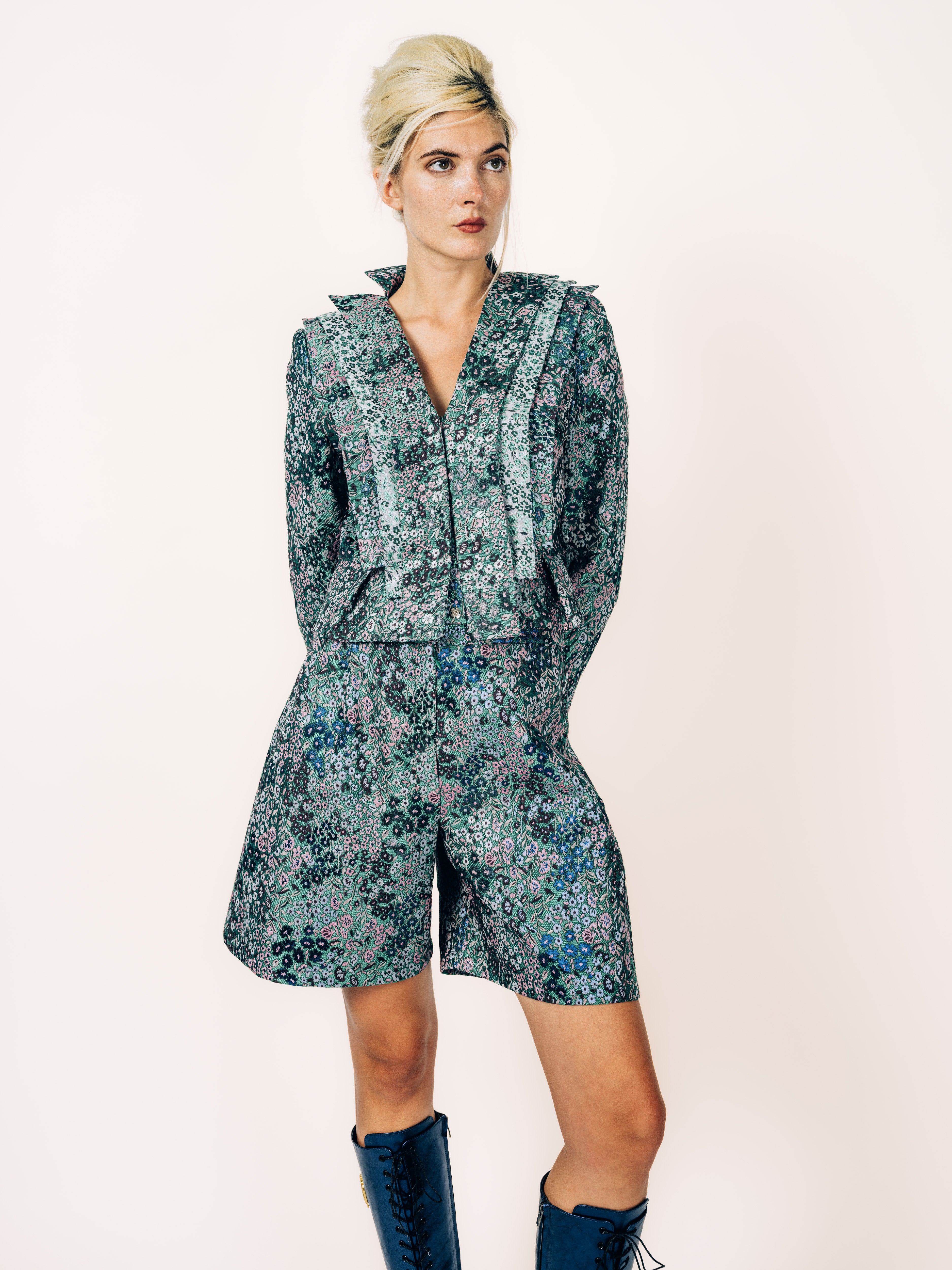 Kurzblazer und Hosenrock Grün aus Blüten-Jacquard von Maya Seyferth, Gesamtlook mit Schnürstiefeln Marineblau