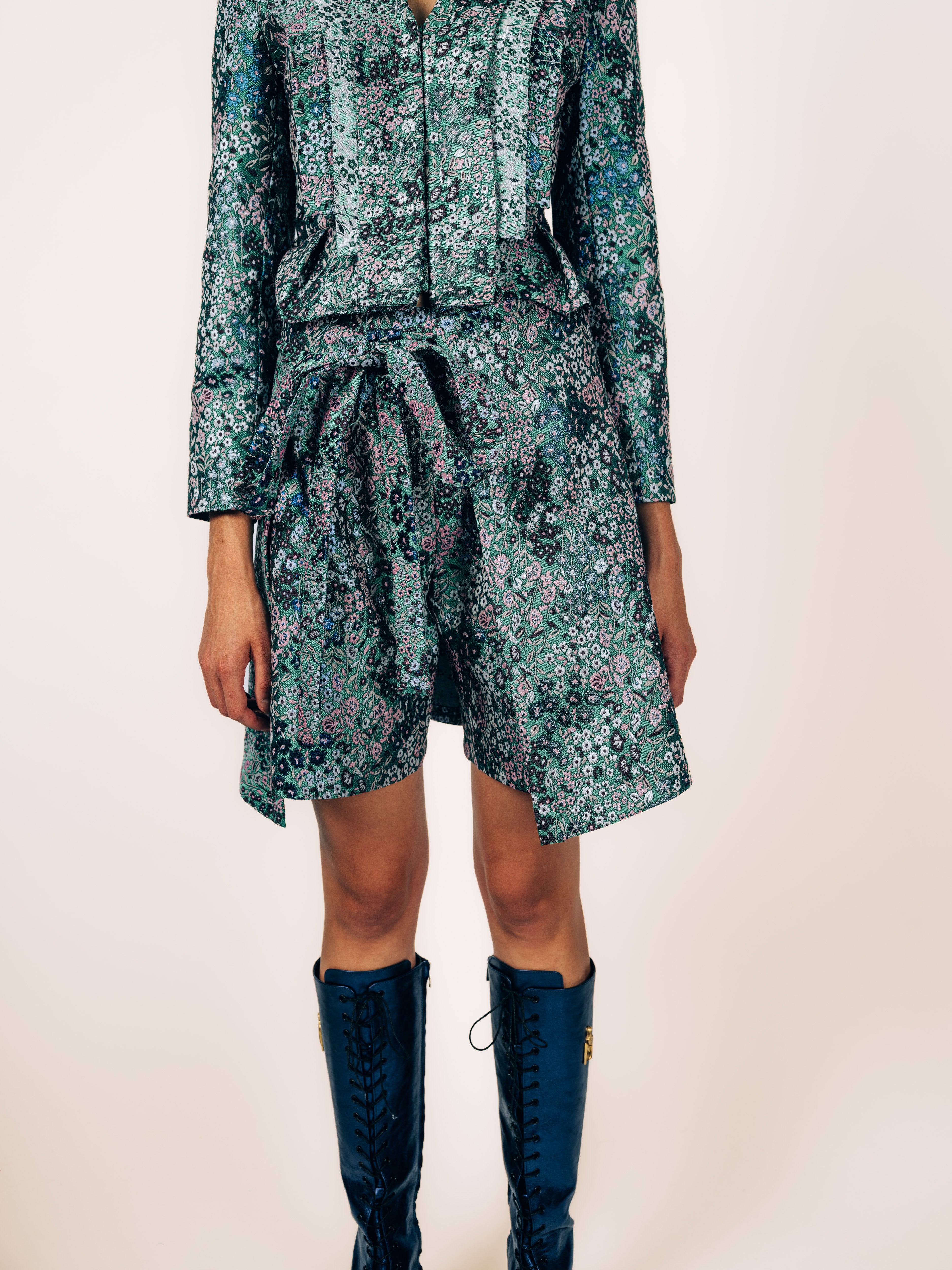Look von Maya Seyferth: Jacquard-Set aus Kurzblazer und Hosenrock zum Wickeln
