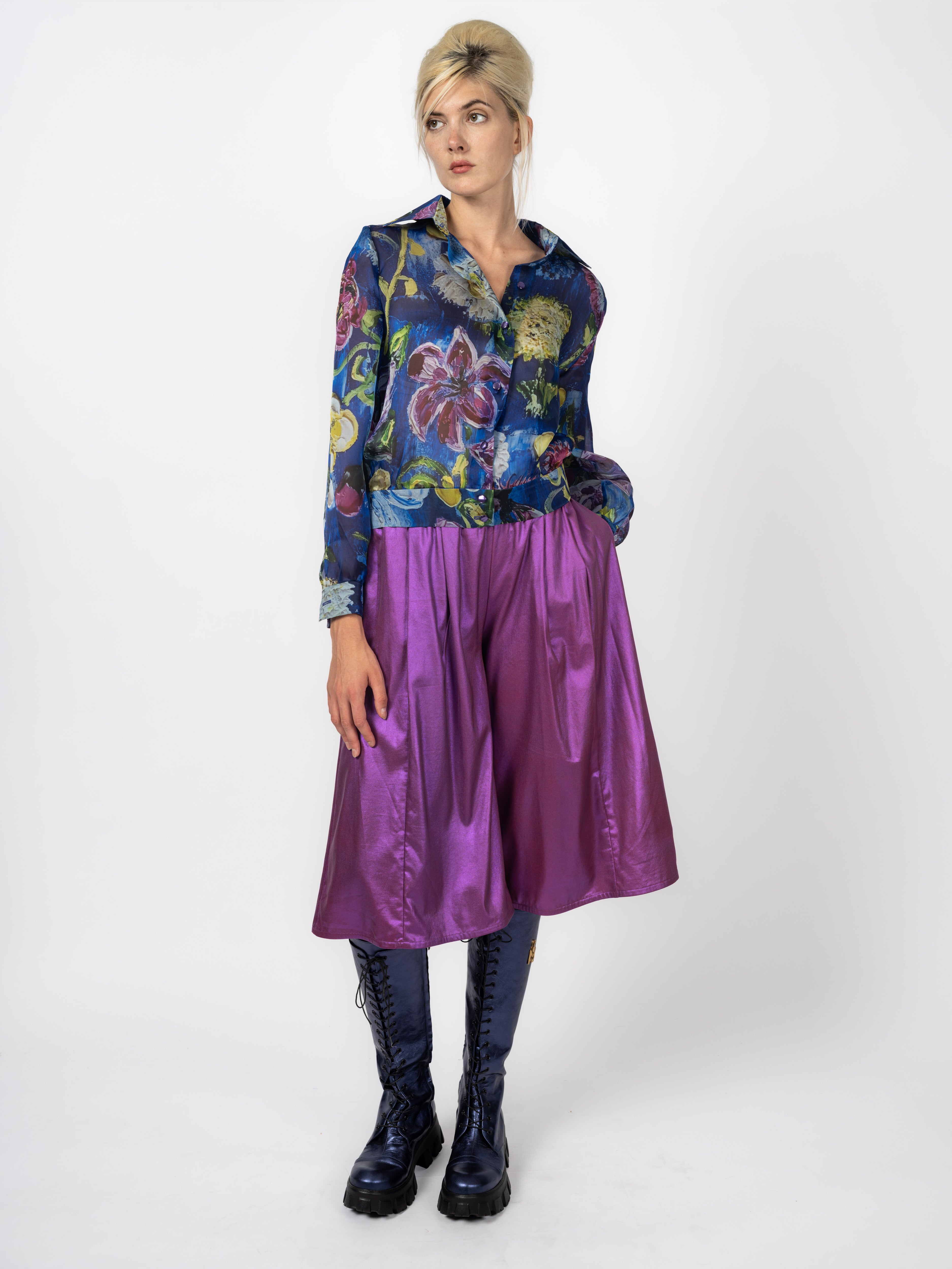 Seidenbluse Blau aus Organza mit künstlerischem Blütenmotiv und Culotte Violett aus veganem Leder von Maya Seyferth, Gesamtlook