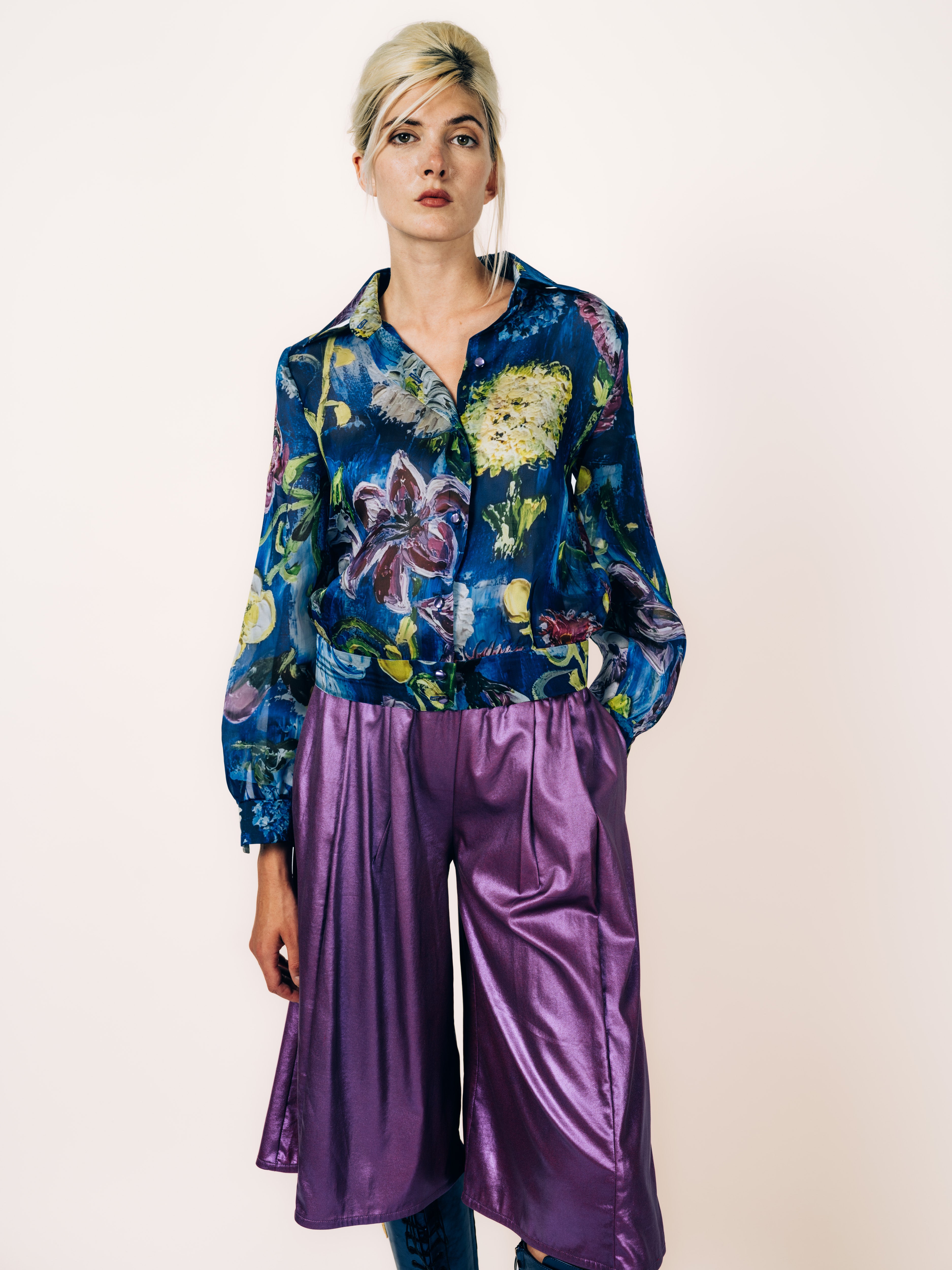 Seidenbluse aus Organza mit gemaltem Blütenmotiv in Blau, Violett und Gelb von Maya Seyferth