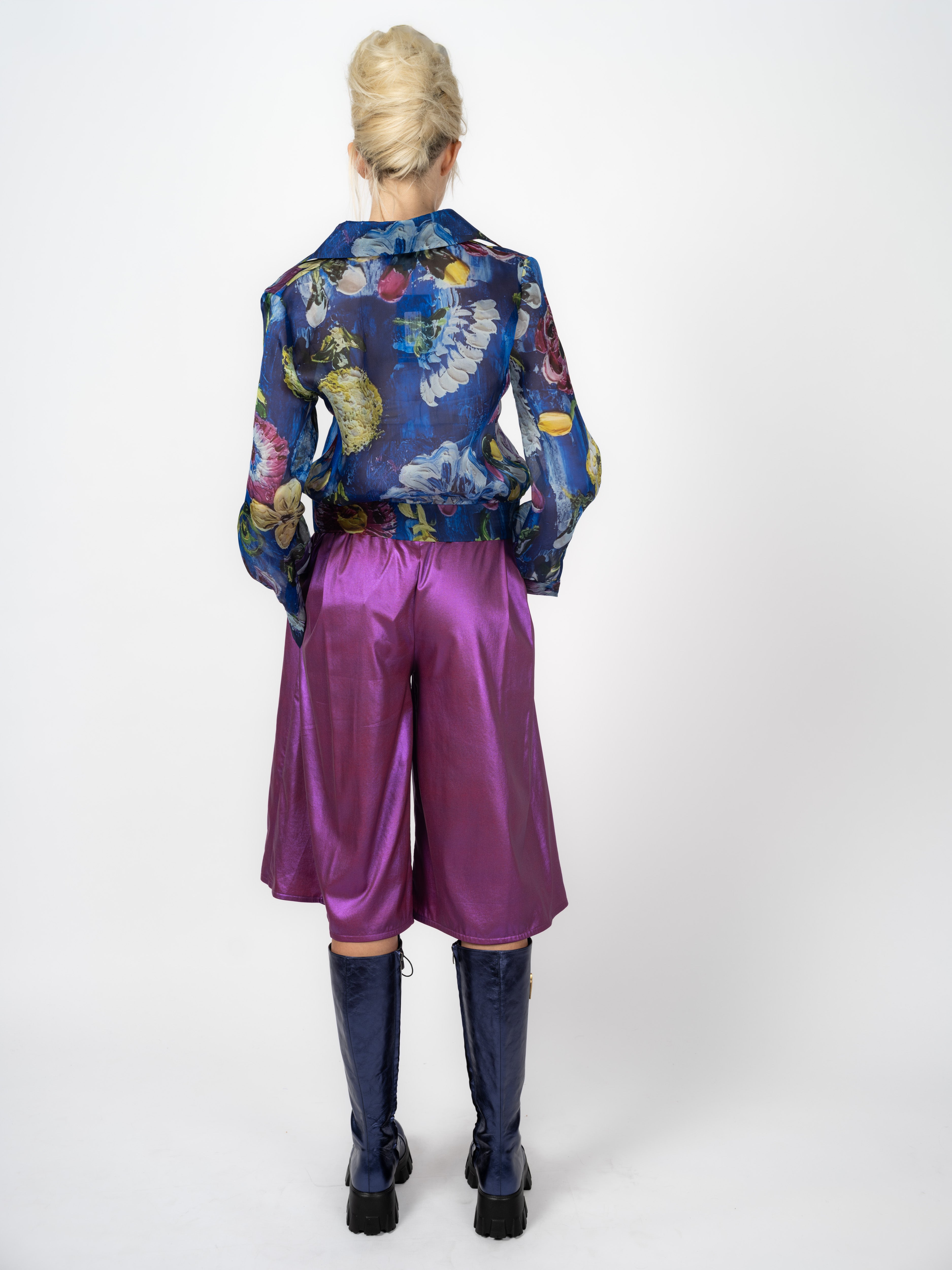 Look von Maya Seyferth: Organza-Seidenbluse Blau und weite Culotte Violett mit Schnürstiefeln Marineblau