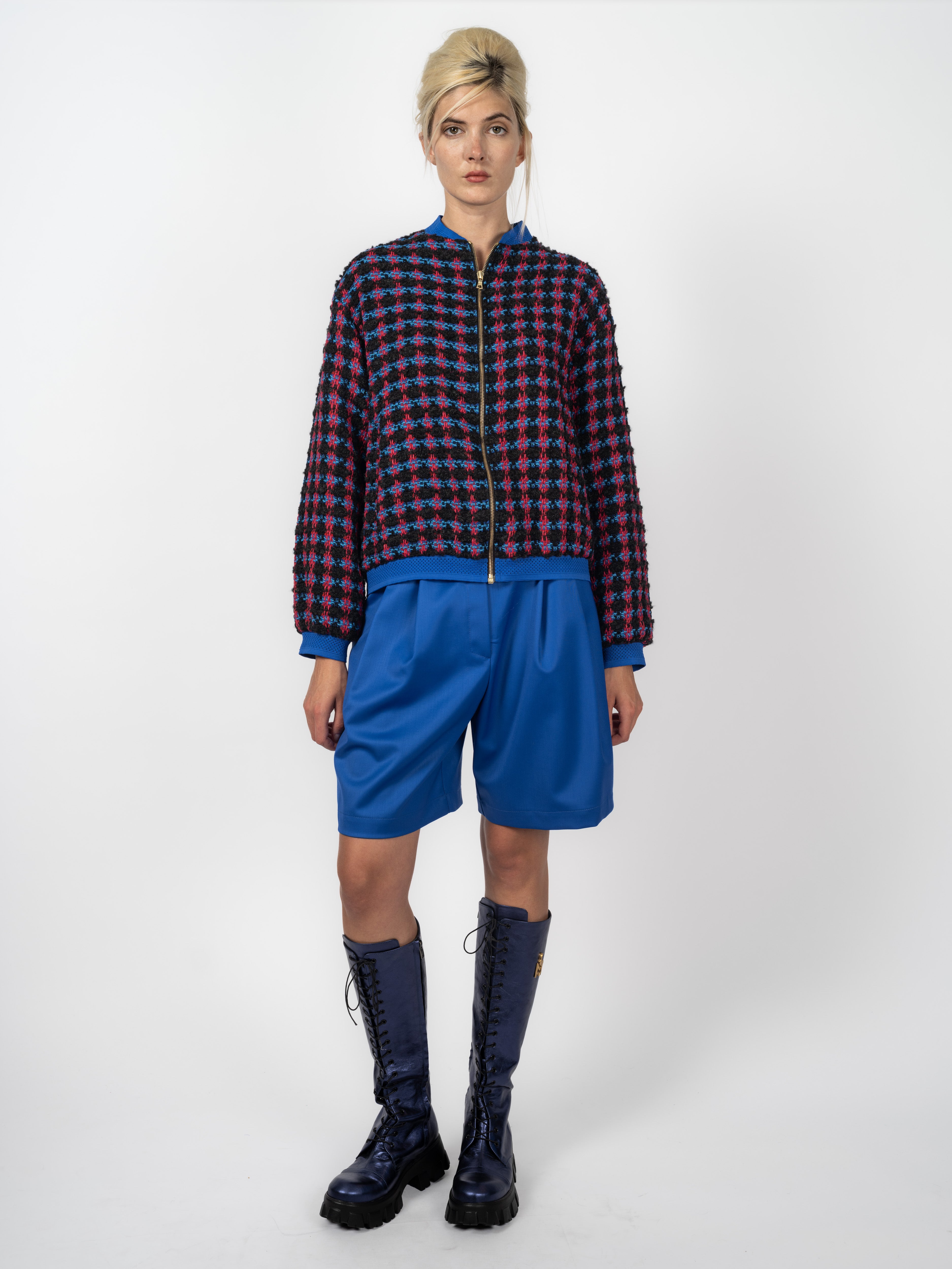 Bomberjacke aus Tweed in Schwarz, Rot und Blau mit Bermuda-Shorts Royalblau von Maya Seyferth, Gesamtlook