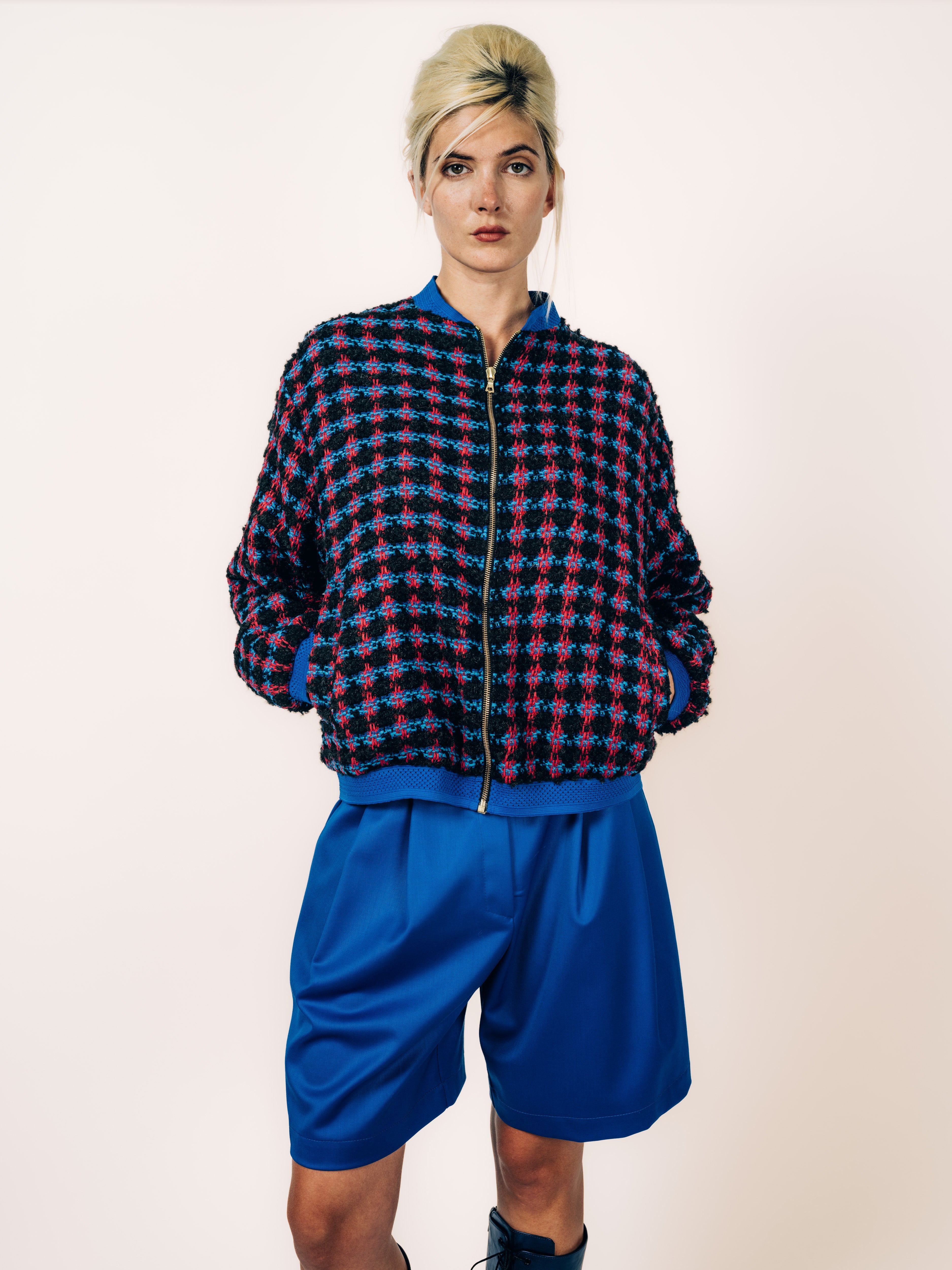 Bomberjacke aus Tweed in Schwarz, Rot und Blau mit Bermuda-Shorts Royalblau von Maya Seyferth, Gesamtlook