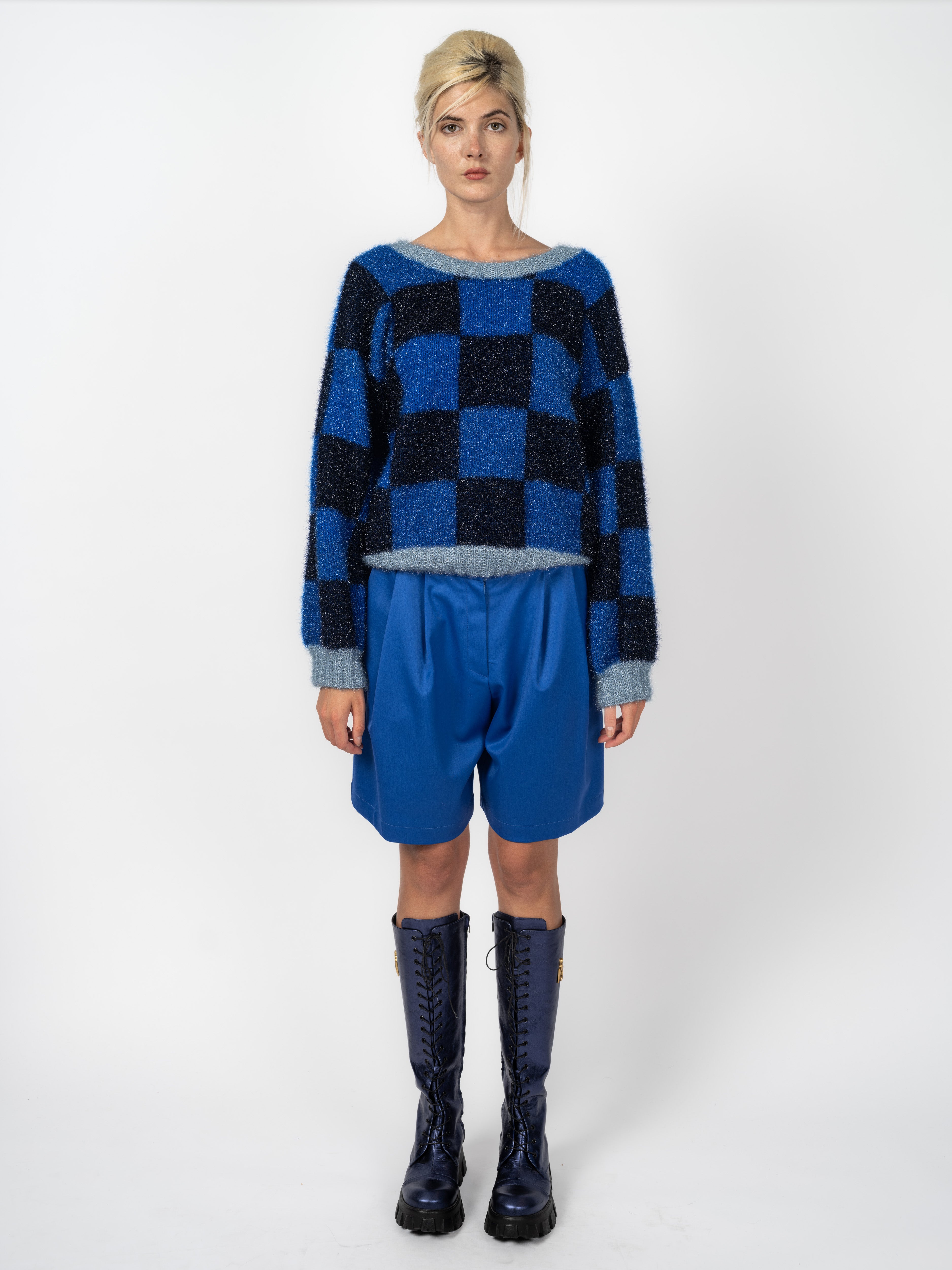 Handgestrickter Pullover mit Schachbrettmuster in Blau und Bermuda-Shorts Royalblau von Maya Seyferth, Gesamtlook