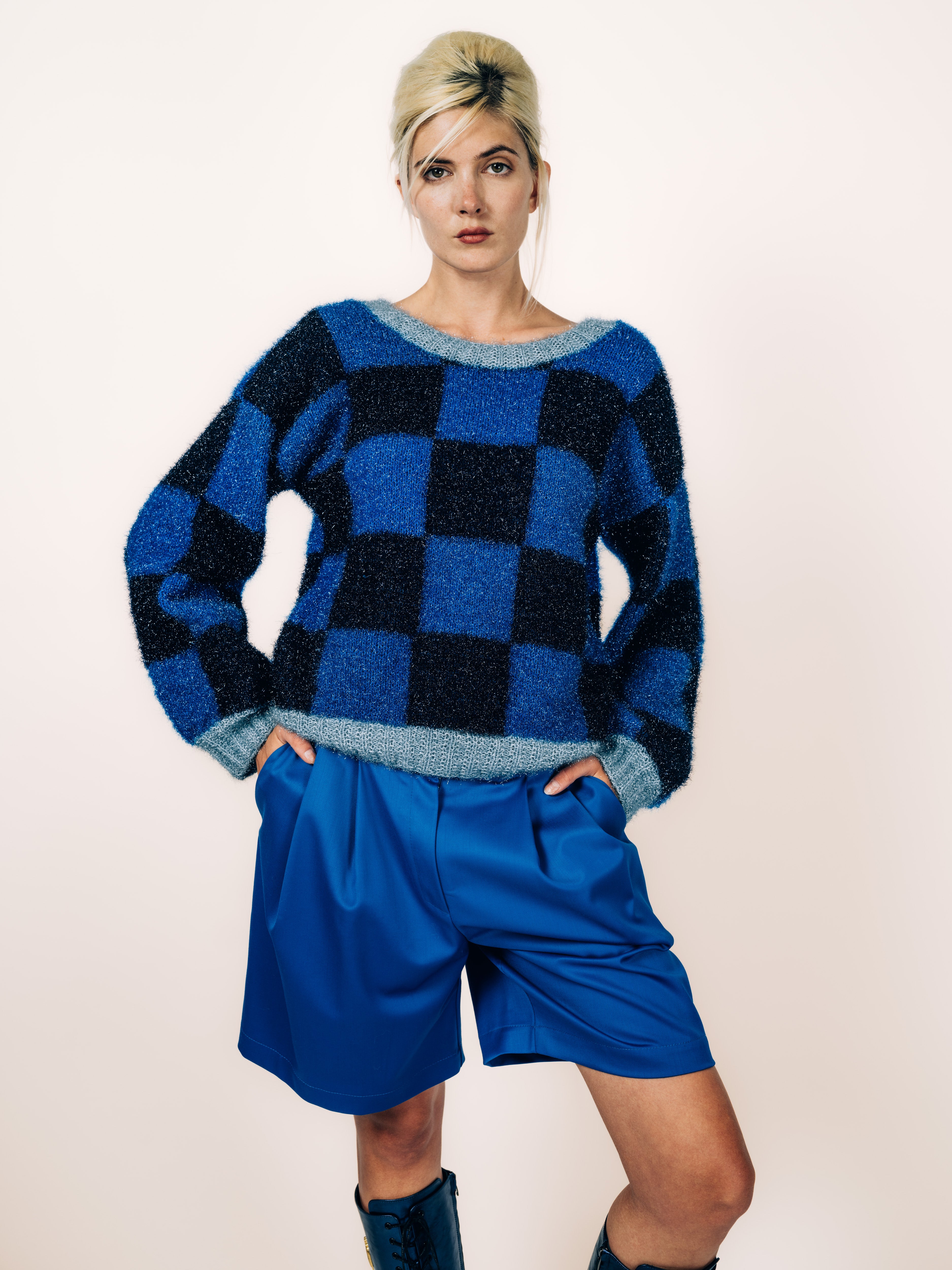 Handgestrickter Pullover mit Schachbrettmuster in Blau und Bermuda-Shorts Royalblau von Maya Seyferth, Gesamtlook