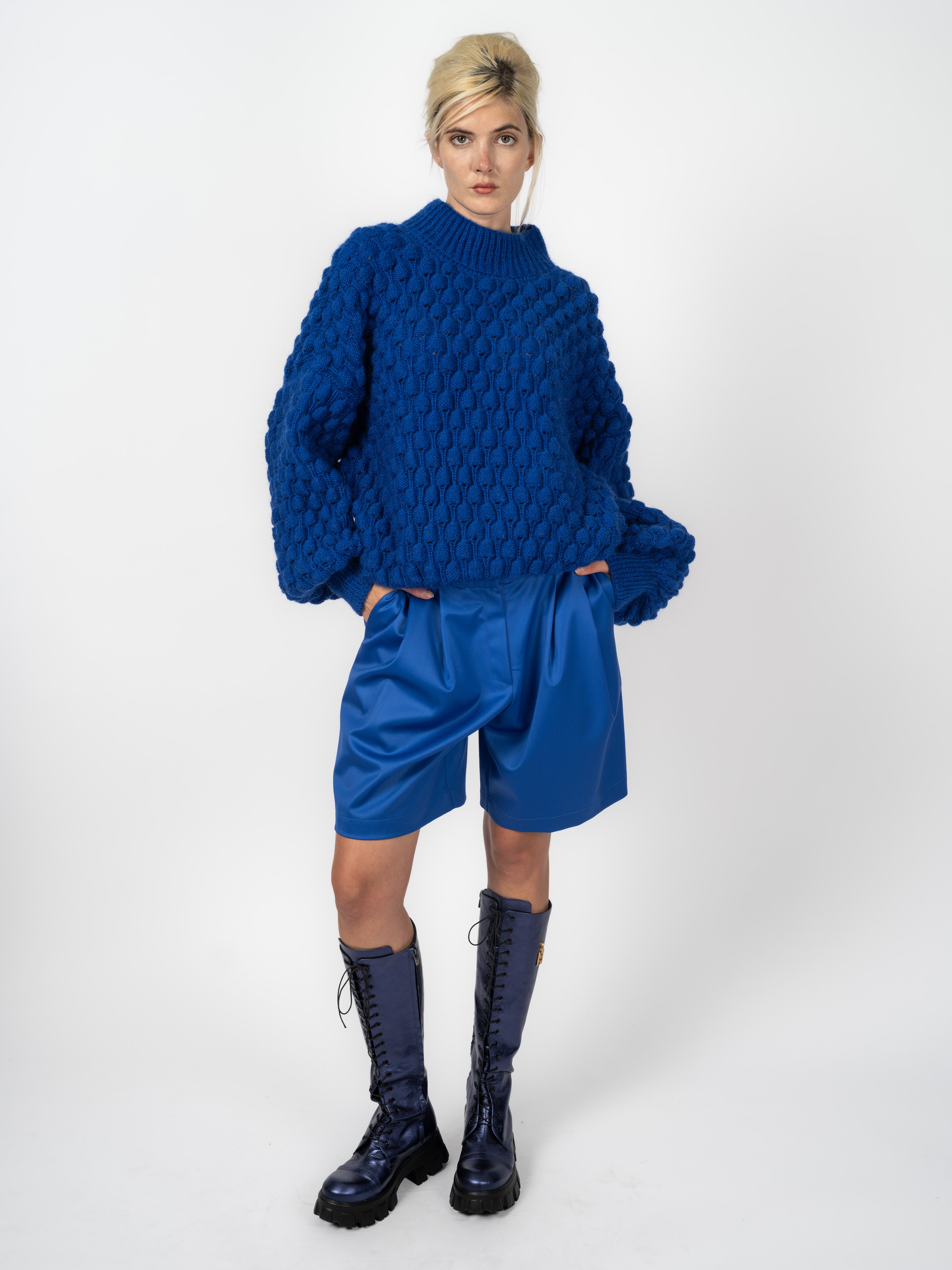 Handgestrickter Pullover Royalblau mit Noppenmuster und Bermuda-Shorts Royalblau von Maya Seyferth, Gesamtlook