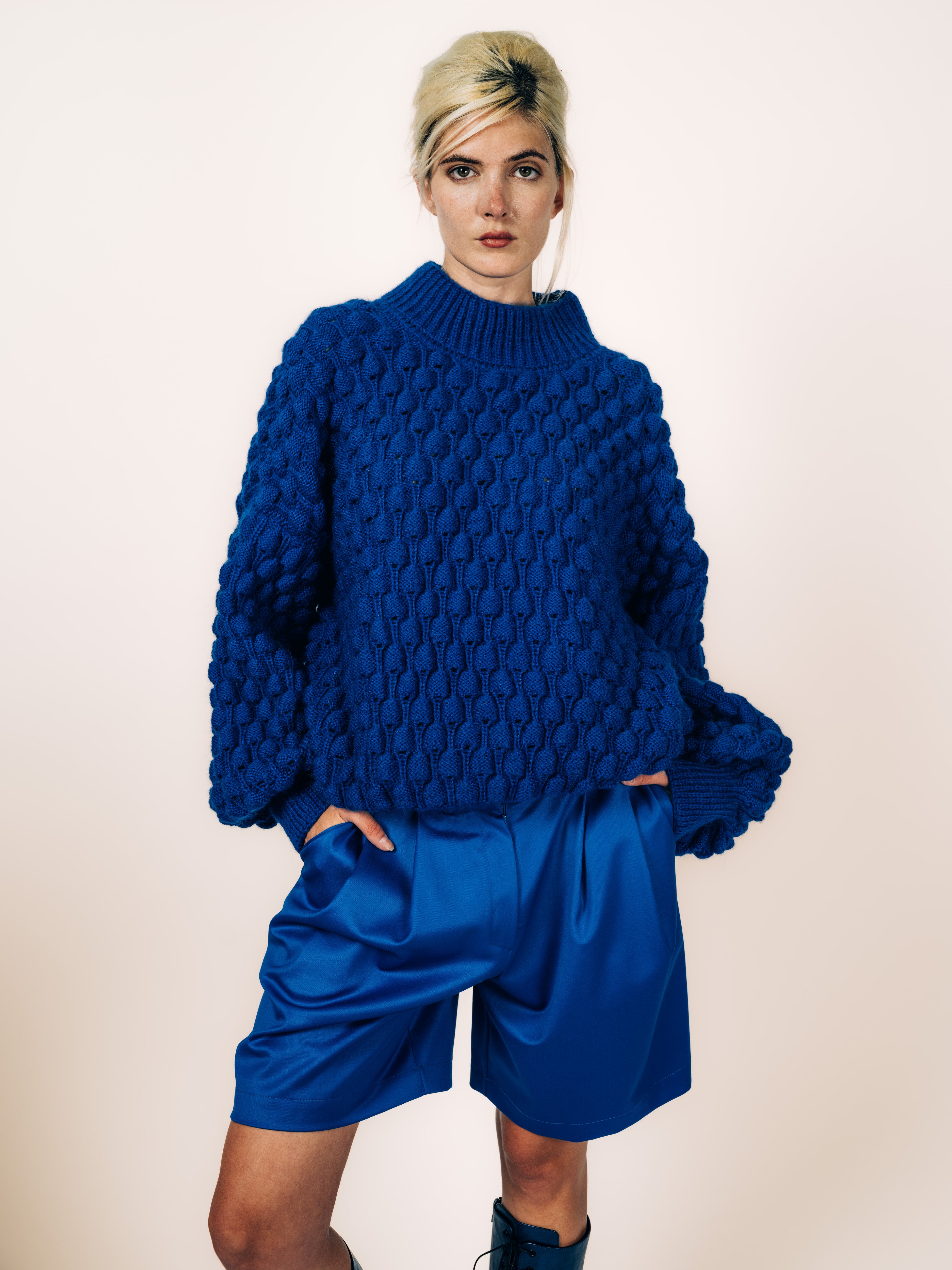Handgestrickter Pullover Royalblau mit Noppenmuster und Bermuda-Shorts Royalblau von Maya Seyferth, Gesamtlook