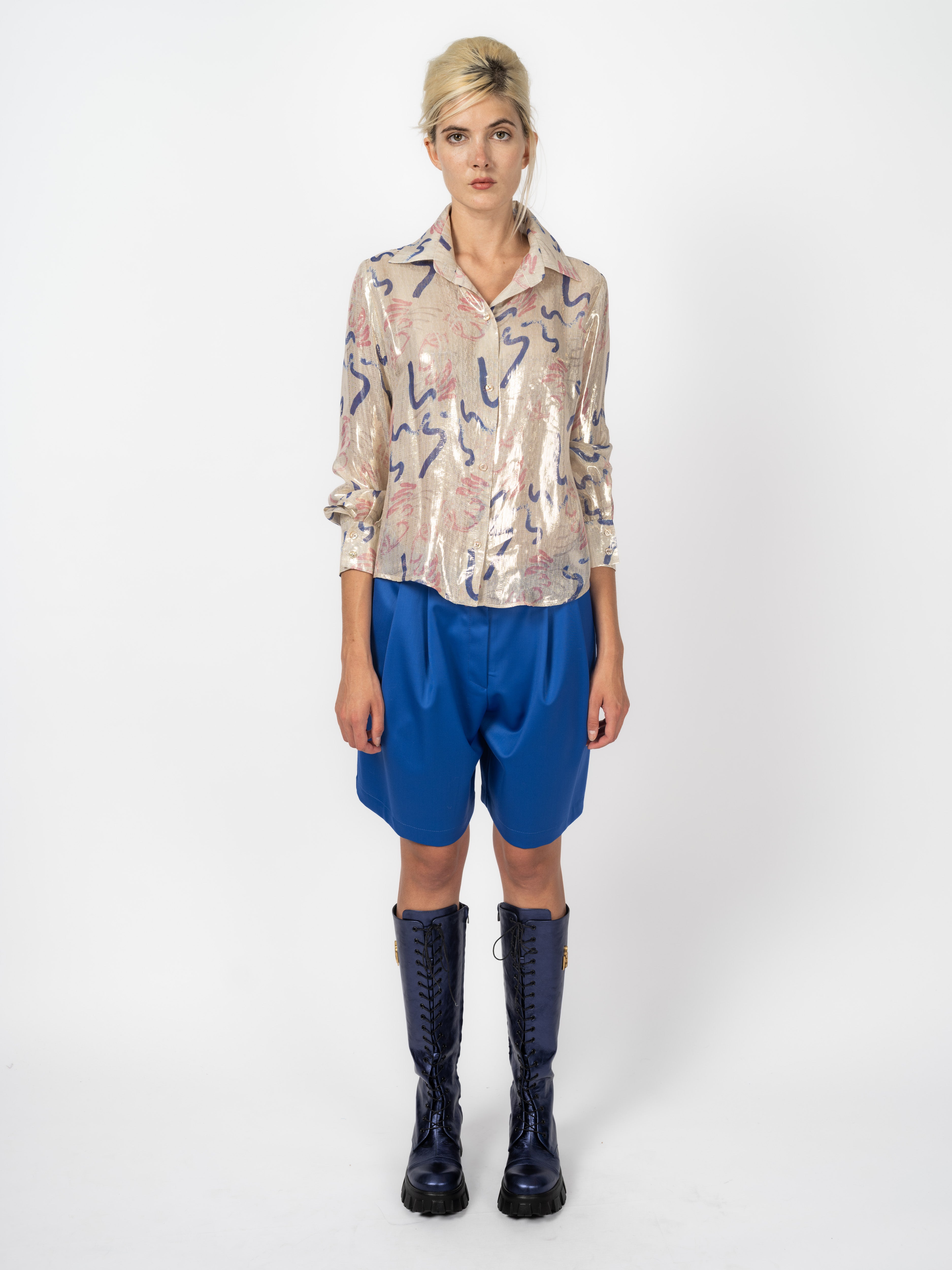 Bluse Champagner Metallic mit künstlerischem Motiv und Bermuda-Shorts Royalblau von Maya Seyferth