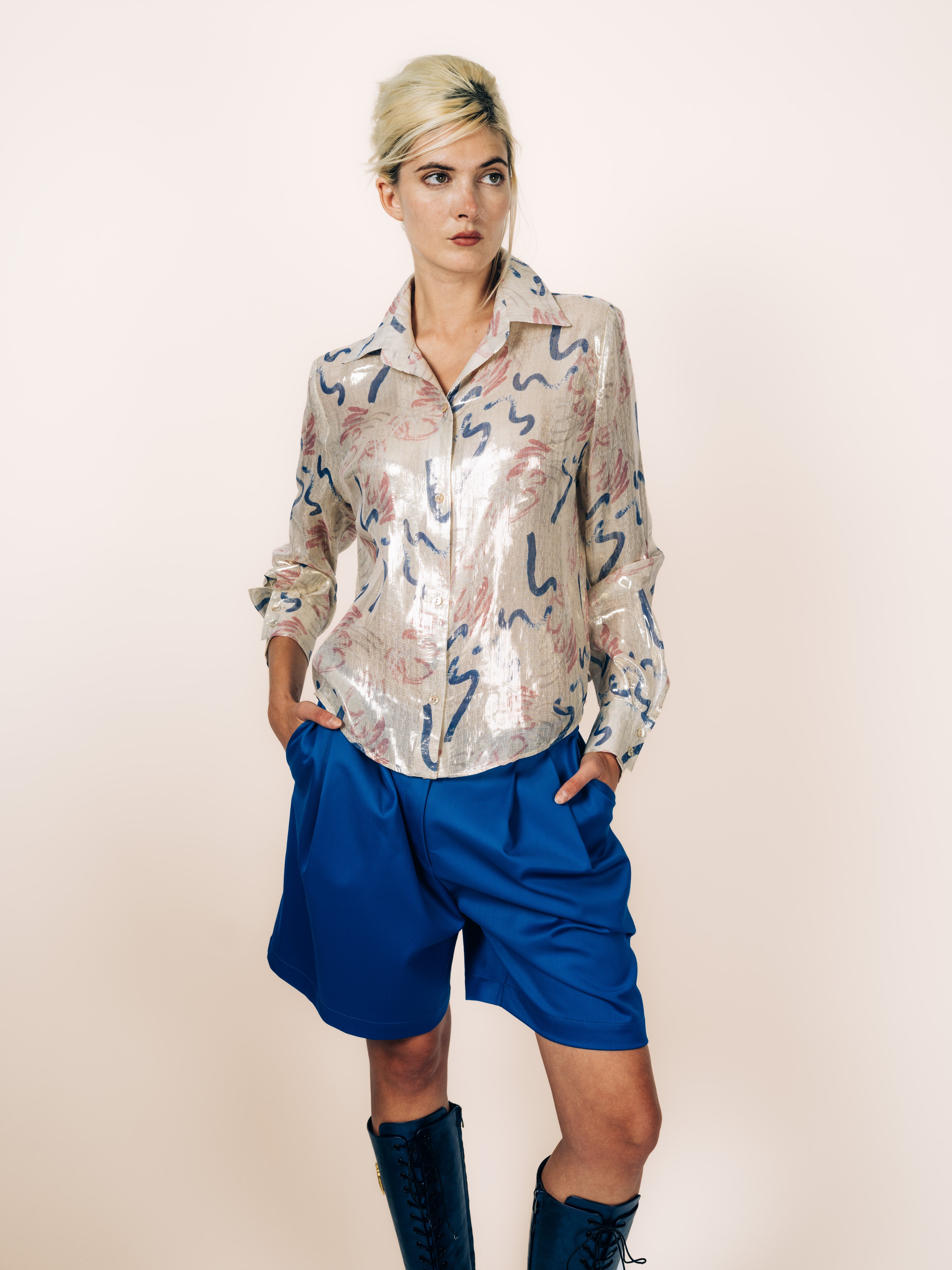 Bluse Champagner Metallic mit künstlerischem Motiv und Bermuda-Shorts Royalblau von Maya Seyferth