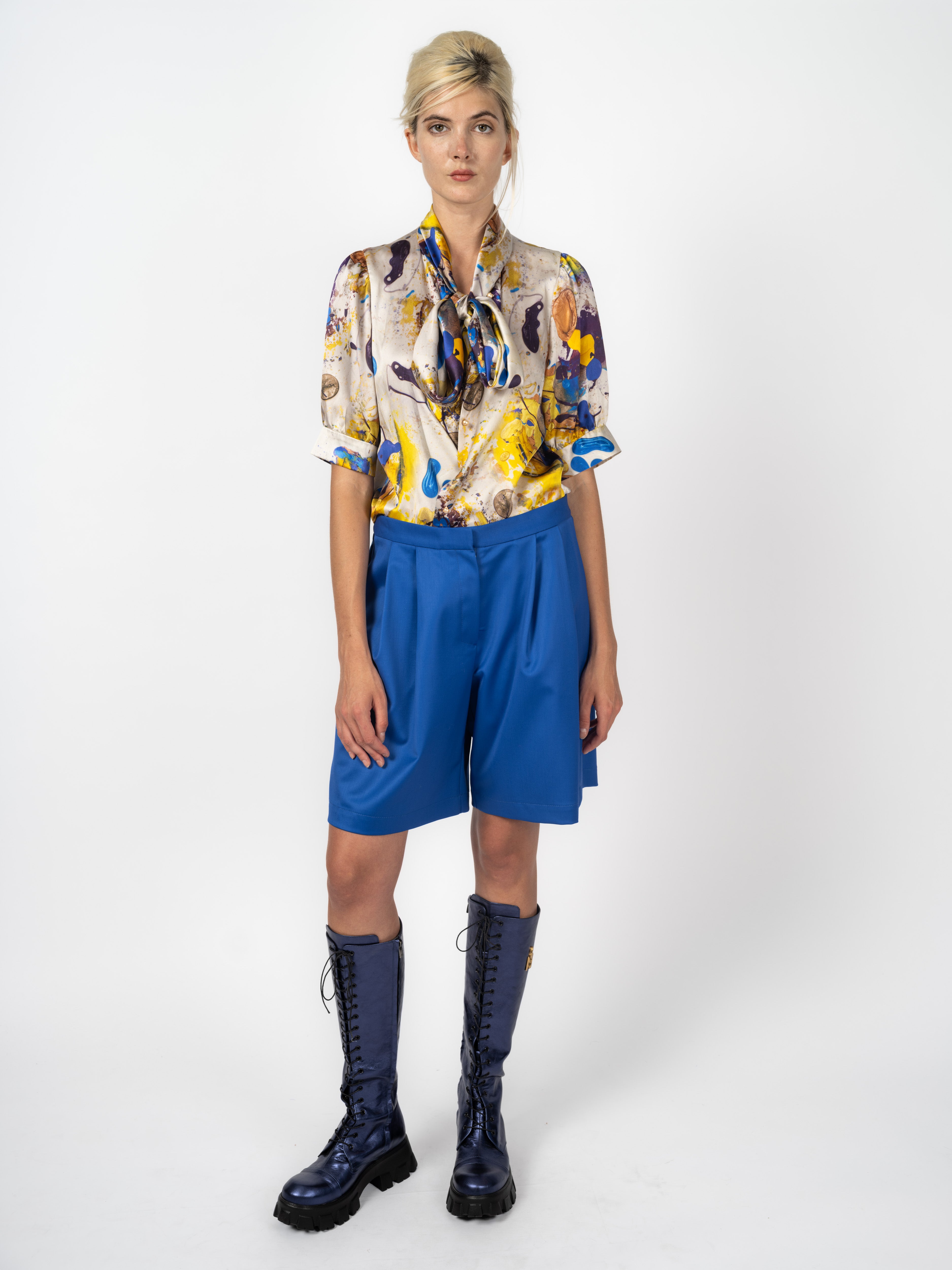 Schluppenbluse Kurzarm mit künstlerischem Motiv in Gelb und Blau und Bermuda-Shorts Royalblau von Maya Seyferth