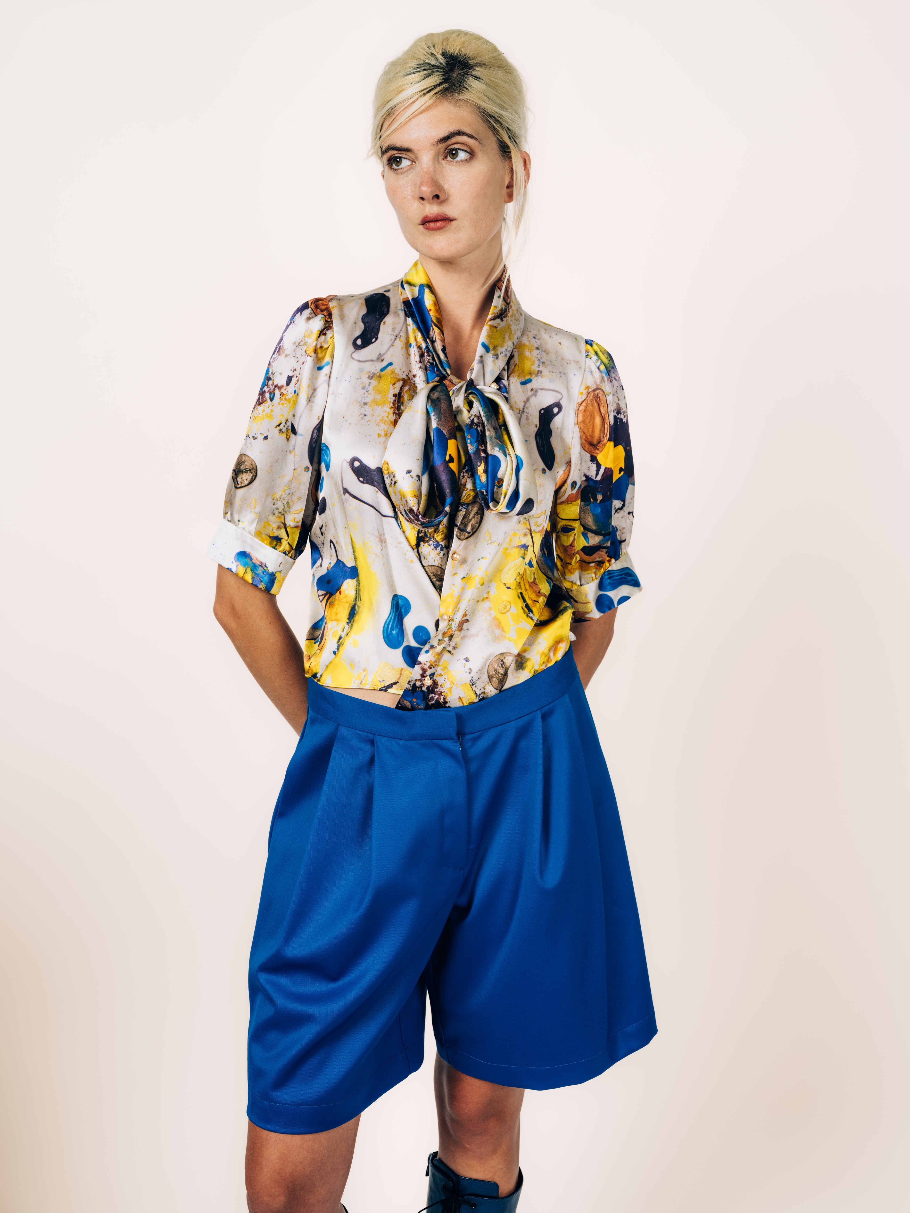 Schluppenbluse Kurzarm mit künstlerischem Motiv in Gelb und Blau und Bermuda-Shorts Royalblau von Maya Seyferth