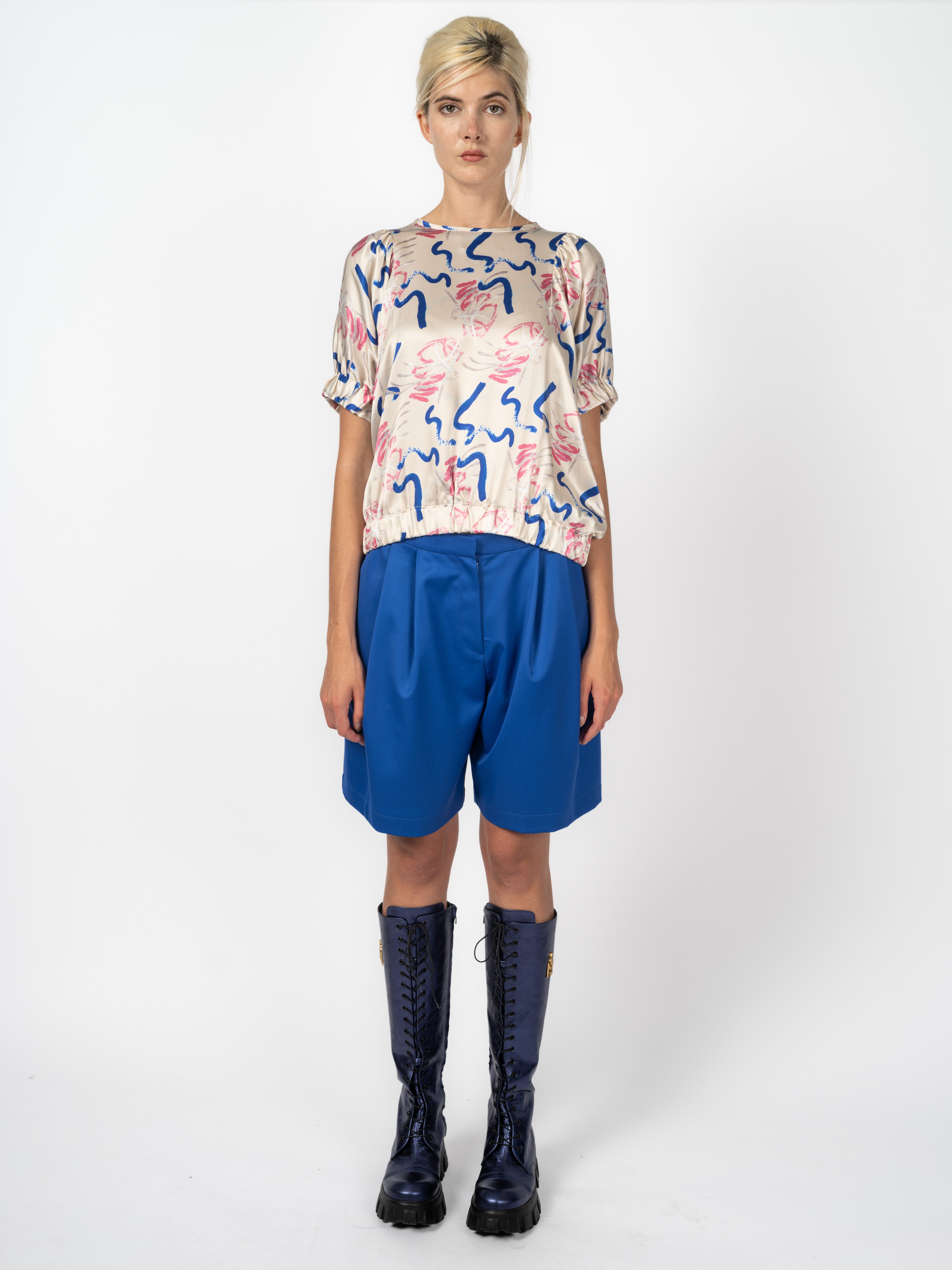 Bluse Kurzarm Creme mit künstlerischem Motiv und Puffärmeln, kombiniert mit Bermuda-Shorts Royalblau von Maya Seyferth