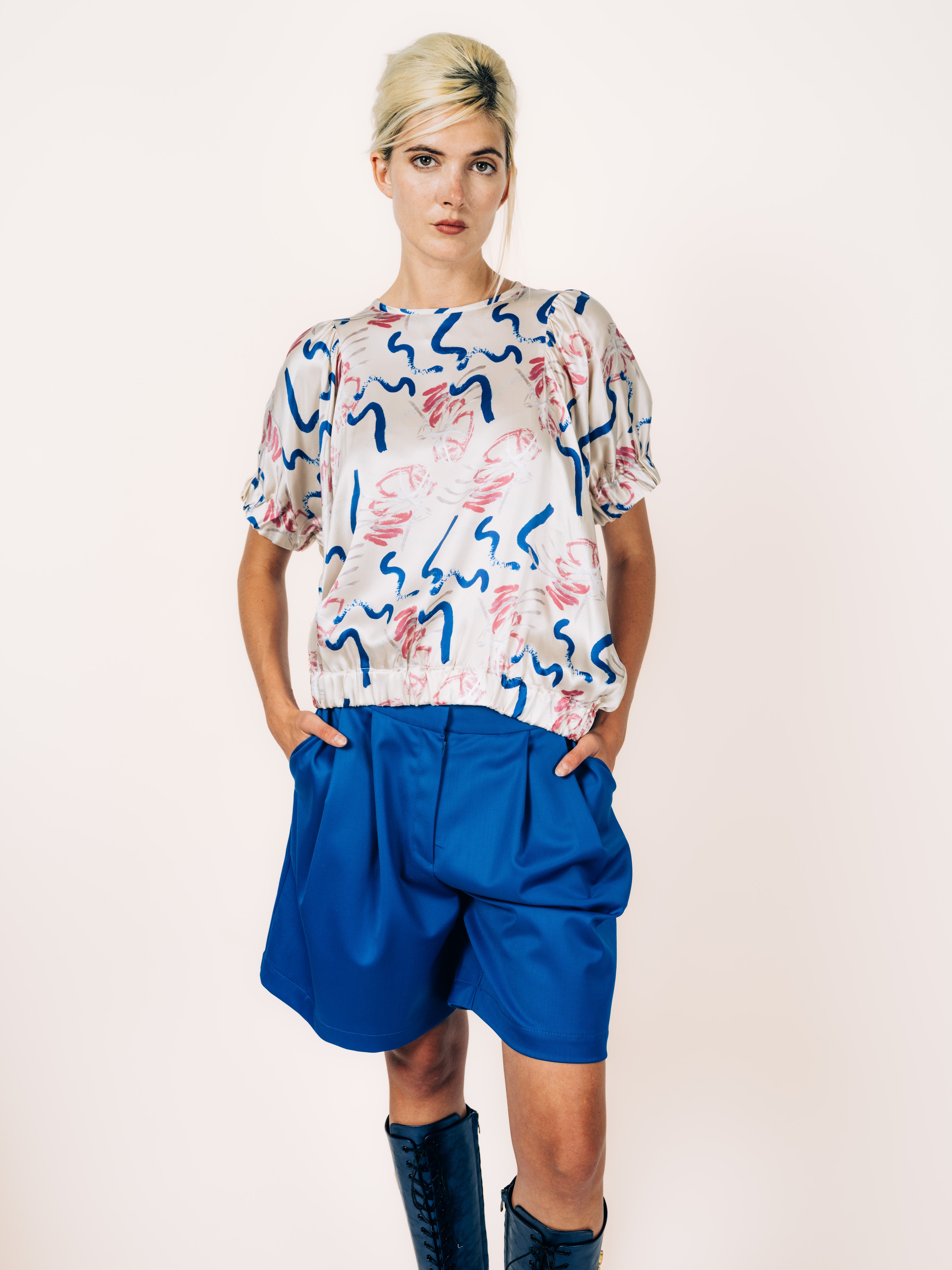 Bluse Kurzarm Creme mit künstlerischem Motiv und Puffärmeln, kombiniert mit Bermuda-Shorts Royalblau von Maya Seyferth