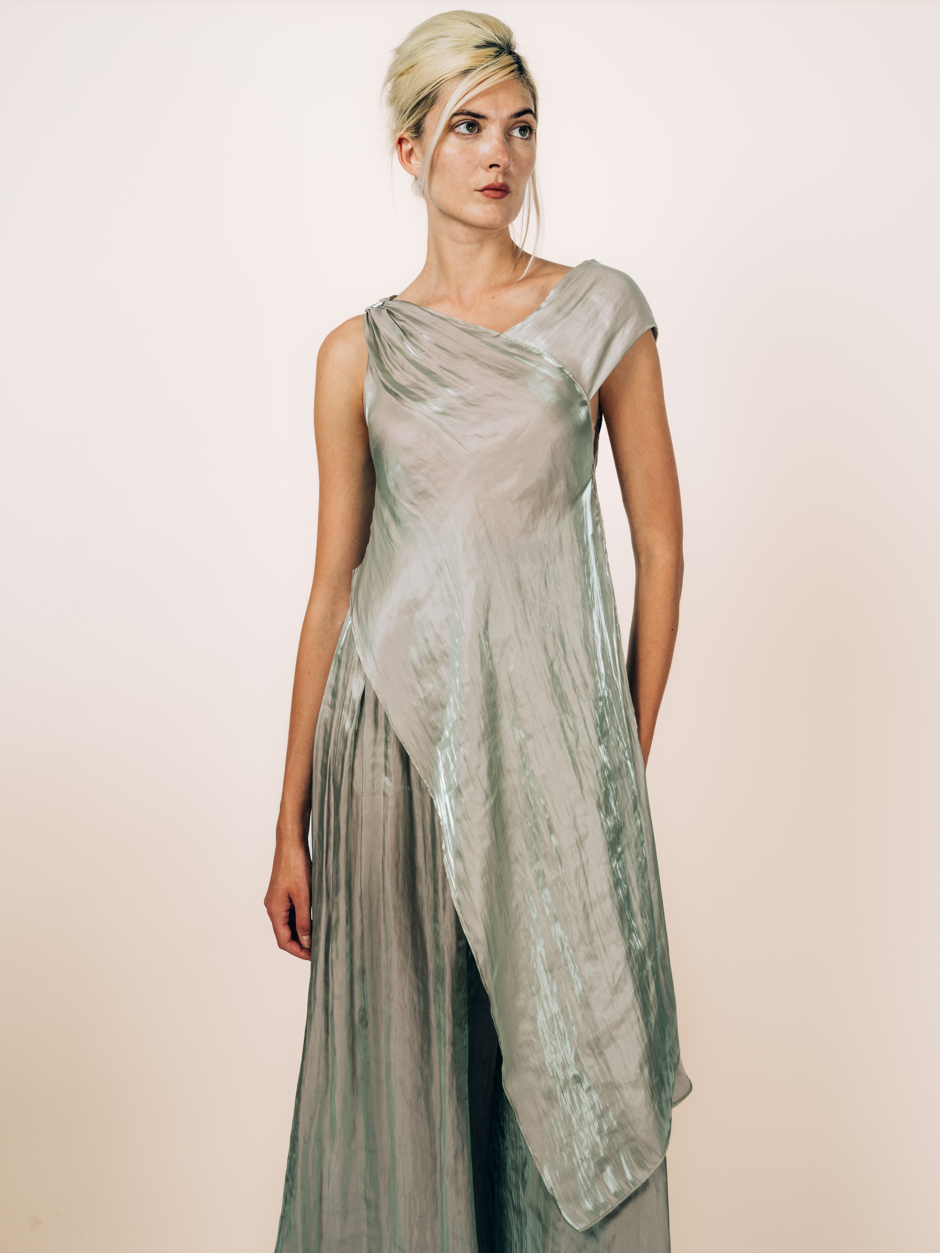 Asymmetrisch drapiertes Long-Top in Silber Metallic von Maya Seyferth