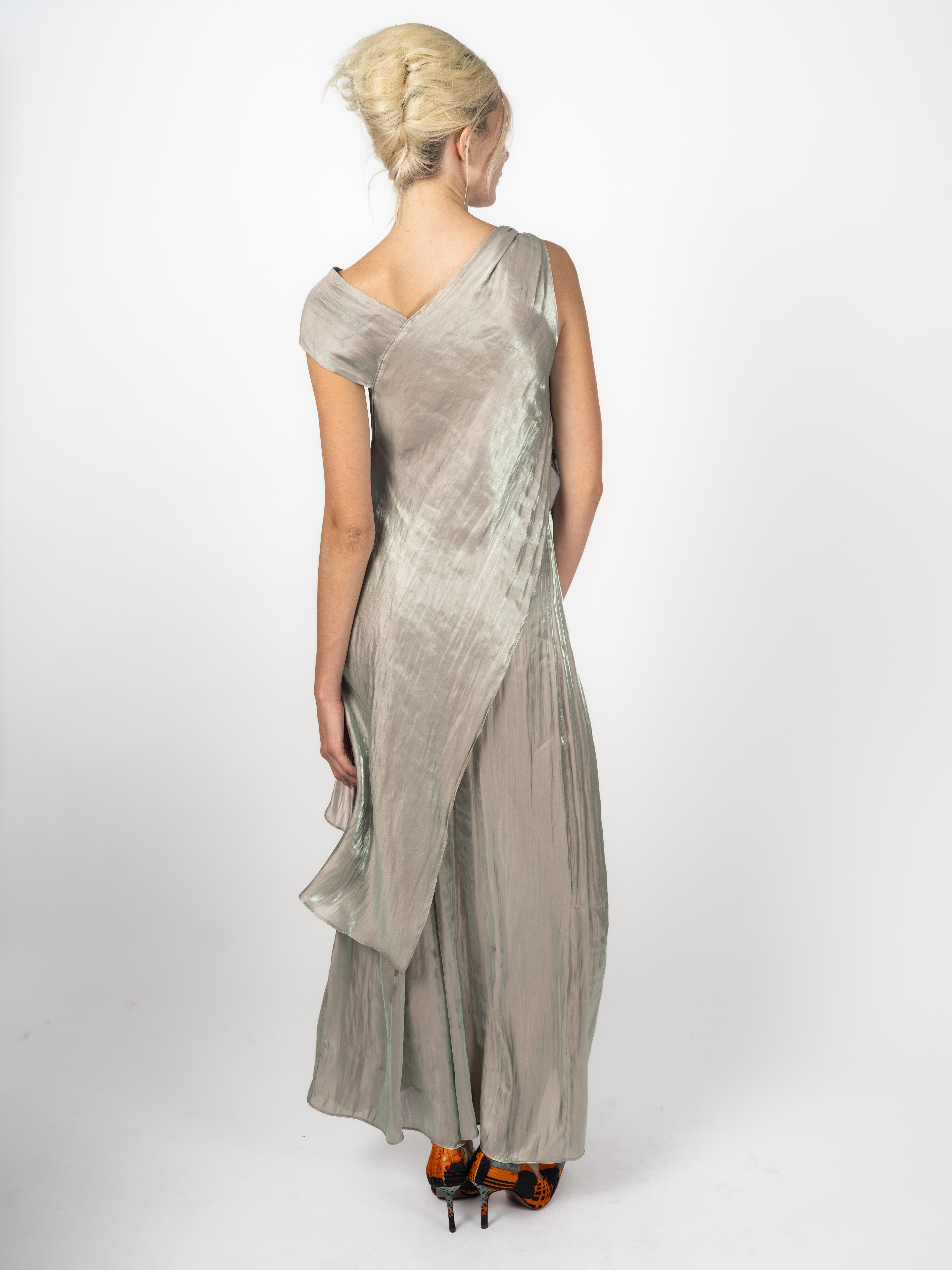 Detail der gerafften Schulter am Long-Top Silber Metallic von Maya Seyferth
