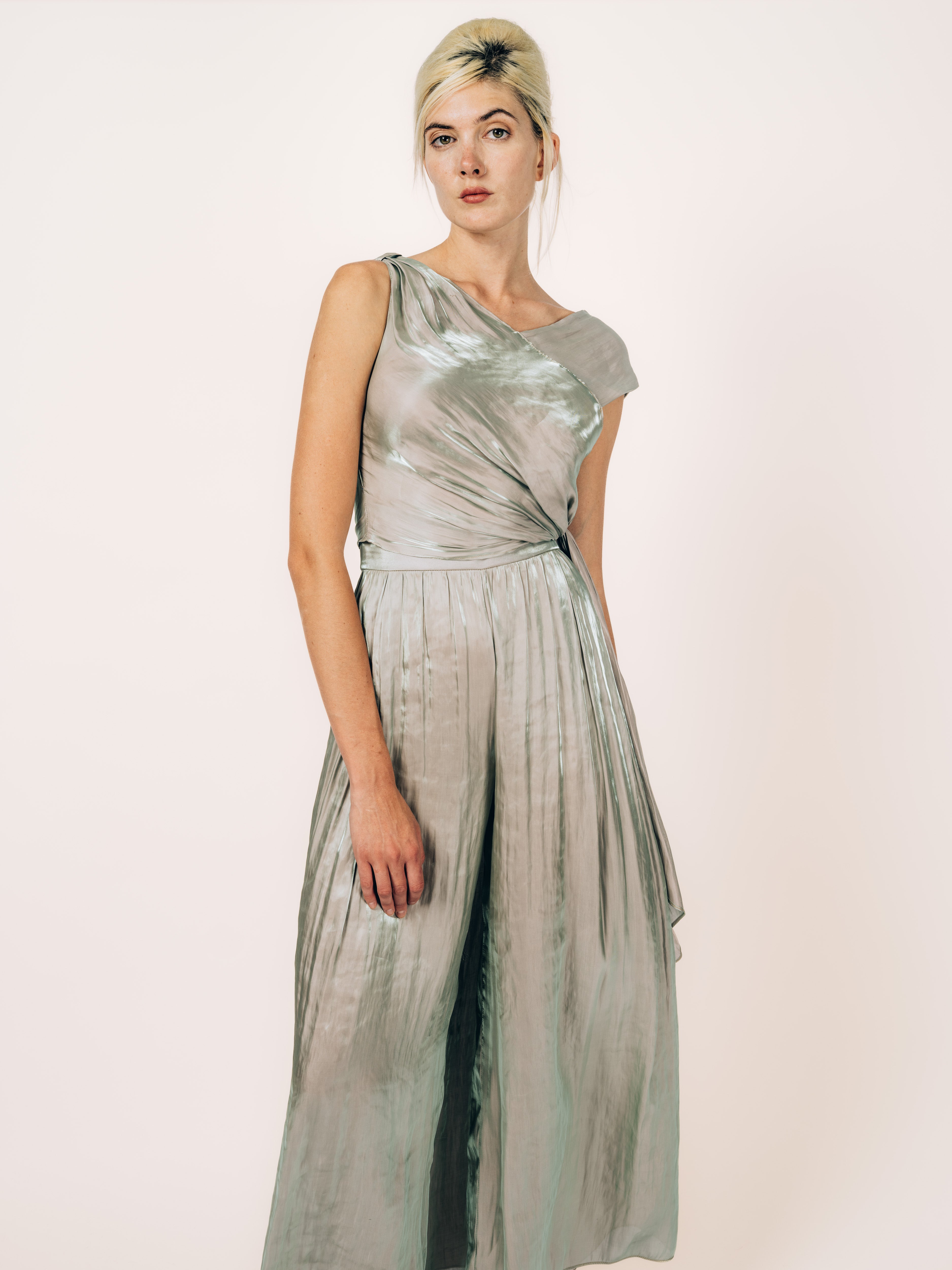 Long-Top Silber Metallic, asymmetrisch drapiert, mit Hose Silber von Maya Seyferth, Gesamtlook