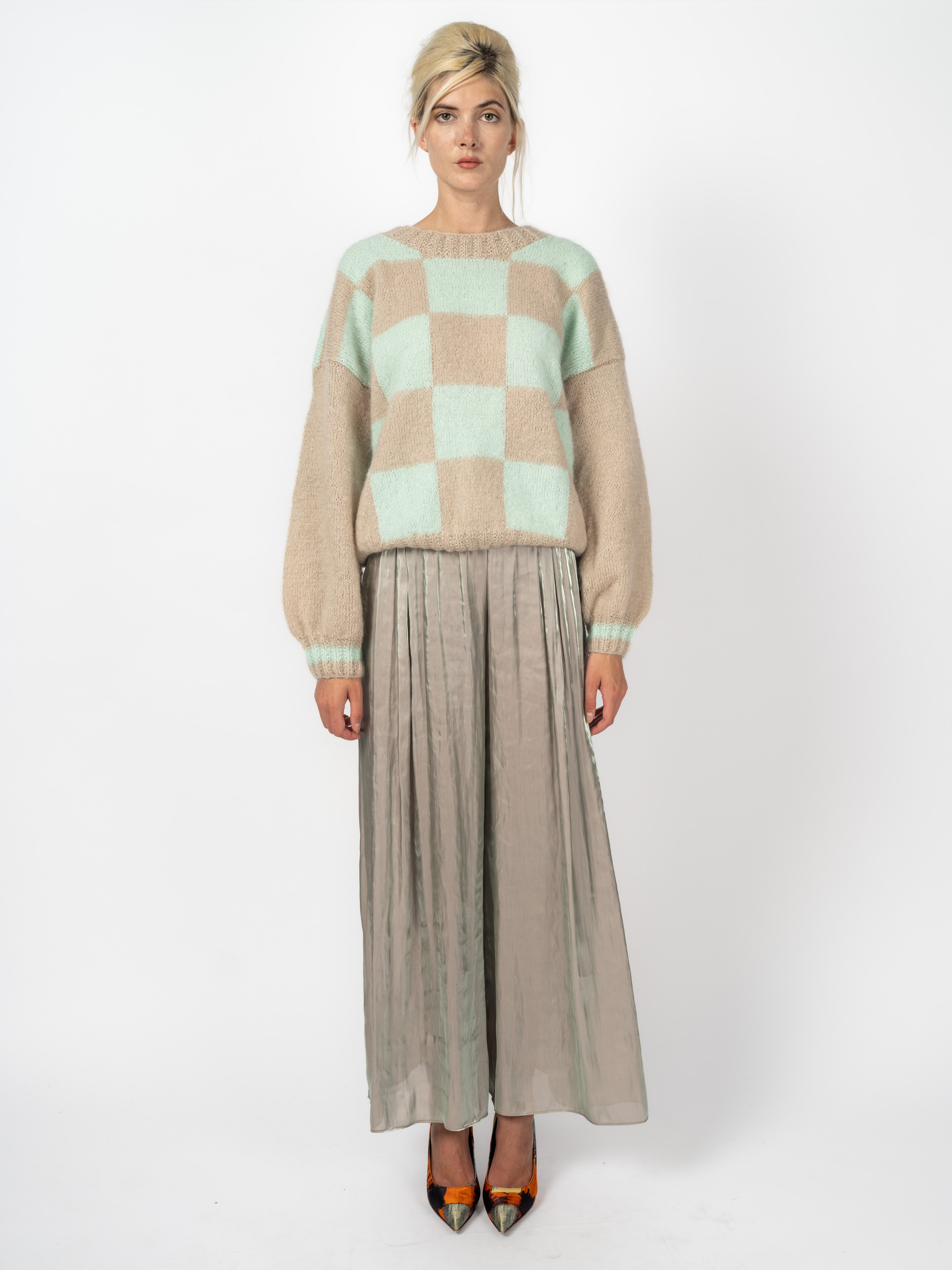 Pullover mit Schachbrettmuster in Mint und Beige mit Rundhalsausschnitt und Hose Silber von Maya Seyferth