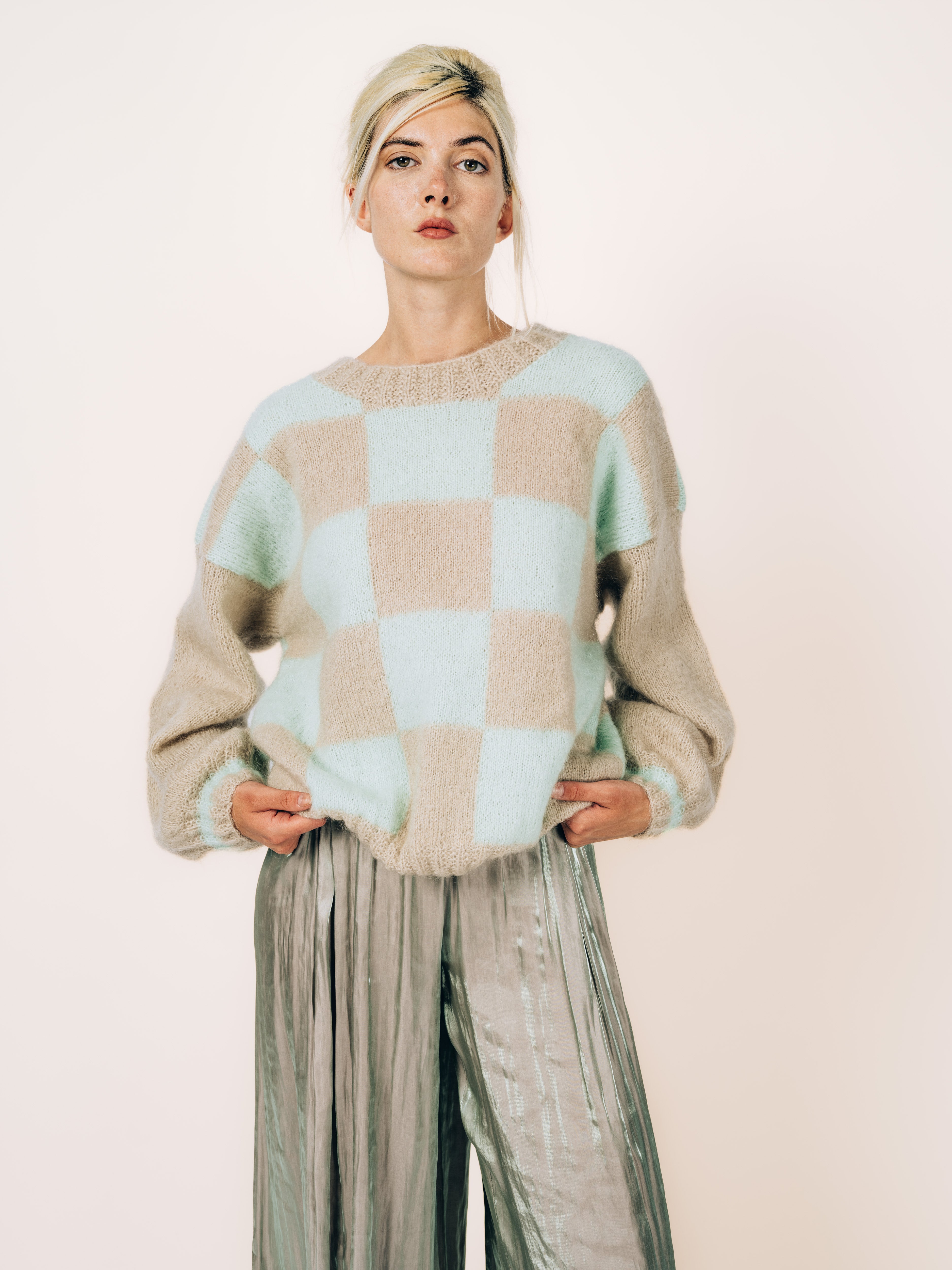 Pullover mit Schachbrettmuster in Mint und Beige mit Rundhalsausschnitt und Hose Silber von Maya Seyferth