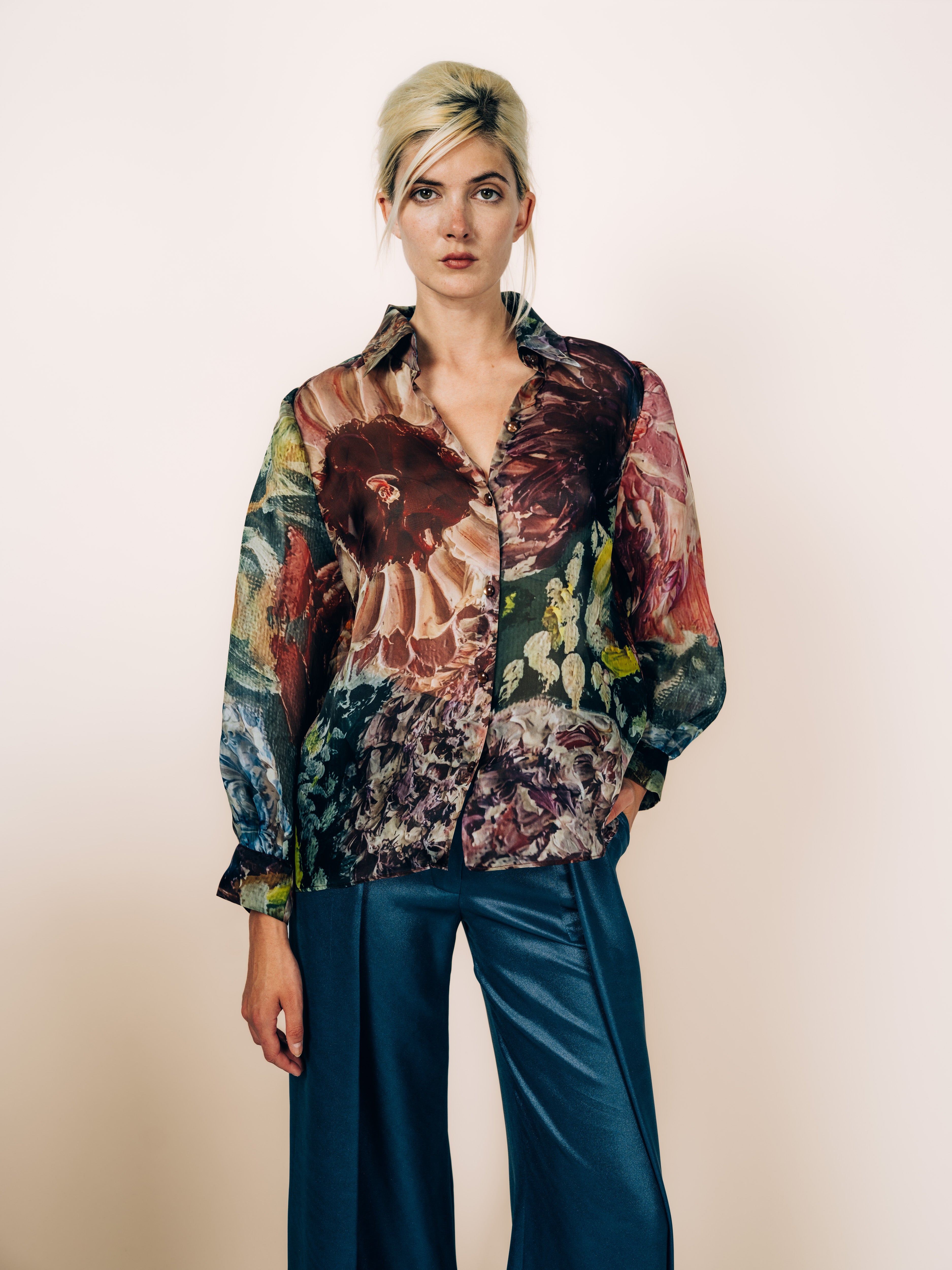 Look von Maya Seyferth: Seidenbluse Organza und Seidenhose Rauchblau mit drapierter Stoffbahn